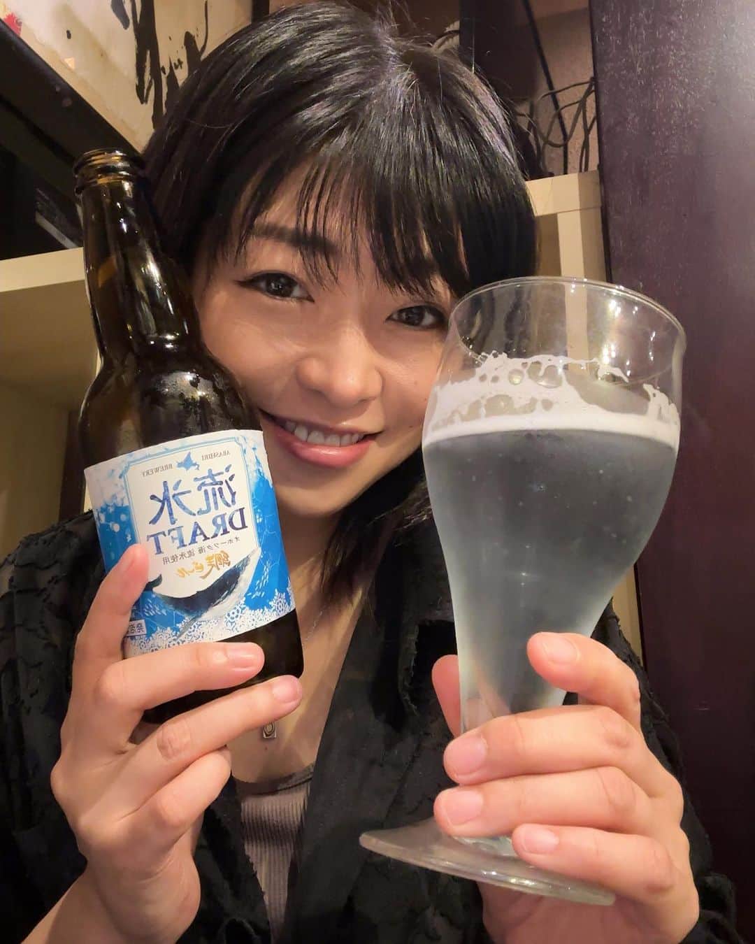 範田紗々さんのインスタグラム写真 - (範田紗々Instagram)「馴染みの居酒屋さんの常連さんから北海道のお土産いただいたっ🤩 ここのビールですってご丁寧な解説付き✨ 綺麗なブルー✨ ありがとうございます🥰」9月6日 21時24分 - handa_sasa
