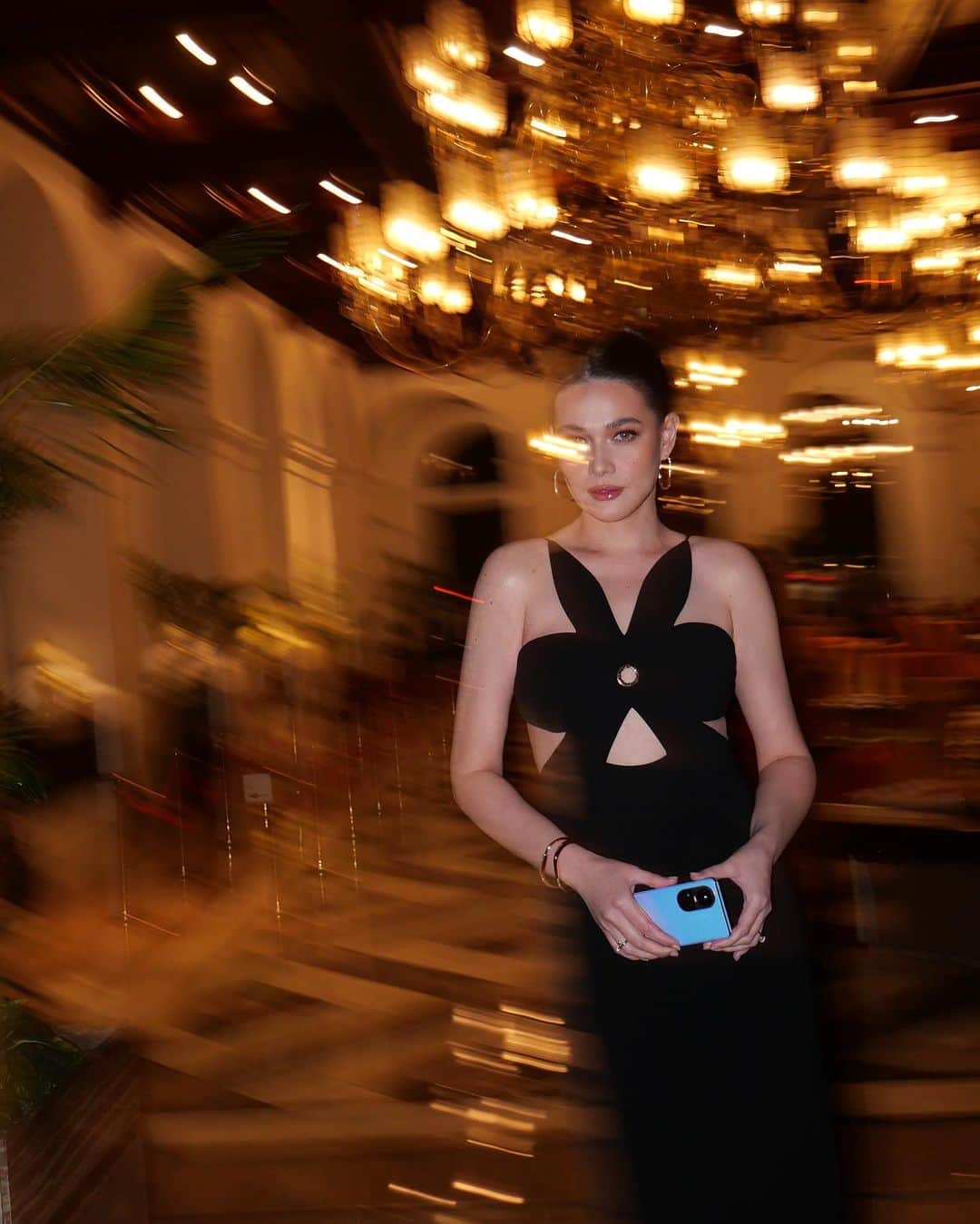 ベア・アロンゾのインスタグラム：「When life gets blurry, adjust your focus 🖤  #OppoReno10Series5G @oppophilippines」