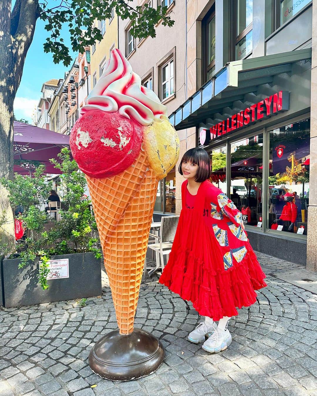 KARIN のインスタグラム：「ドイツの街中にあったおっきいアイスクリーム🍦🎀またドイツ行きたいな〜〜  #germany #düsseldorf #🇩🇪」