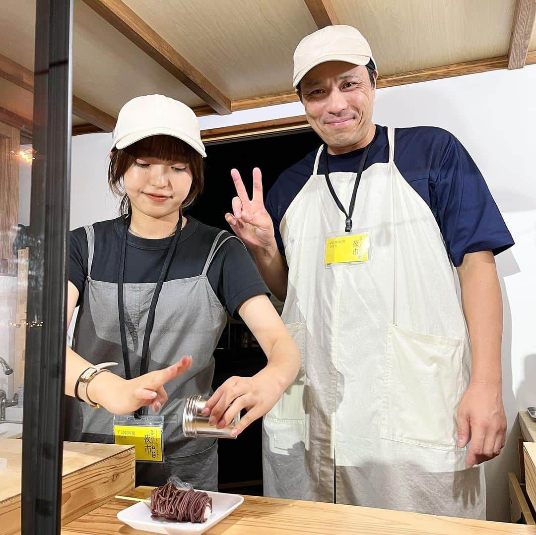 カジヒデキさんのインスタグラム写真 - (カジヒデキInstagram)「最高に楽しかった『きのえね夜市』から早10日が過ぎました。先週はレコーディングやリハや京都でライブがあったりして、余韻に浸る余裕もありませんでしたが、今日はとっても美味しかったフードの思い出をアップします✨❄️今年も2日間美味しいカフェラテやかき氷を頂いた福笑屋が珈琲さん(九十九里)。最高に美味しいみたらし団子やあんこの串団子を頂いた御菓子司おきなやさん(八街)、一口サイズの熱々メンチカツにノックダウンだった季節のお料理merleさん(茂原)、八千代黒牛のステーキとフレッシュなお野菜が絶品だったTRATTORIA NOCEさん(佐倉)、最高にジューシーで美味しいハンバーガーとポテトに感激したSmall Axeさん(習志野)、中國料理KujiKujiさん(佐倉)の鳥の唐揚げ黒酢あんかけもすごく美味しかった〜✨残念ながら全てのお店を制覇出来ませんでしたが、大満足でした。皆さん、ありがとうございました！飯沼本家さんの酒々井町ゆずサイダーも最高の美味しさで、野宮さんのライブにゲスト出演する直前もゆずサイダーを頂きました☺️✨ きのえね夜市、来年もぜひ開催して頂きたいですし、願わくば出演させて頂きたいです。もっともっと沢山の人に知って欲しい素晴らしいフェスですし、とは言えこのゆるさが心地良いので、丁度良い人数が集まる位の居心地の良いフェスとしてずっと続いていったらいいなと思いました。きのえね夜市、本当にありがとうございました🌈🌈🌈  #きのえね夜市 #カジヒデキ #野宮真貴  #おとぎ話 #千葉県 #酒々井 #飯沼本家」9月6日 21時34分 - hideki_kaji