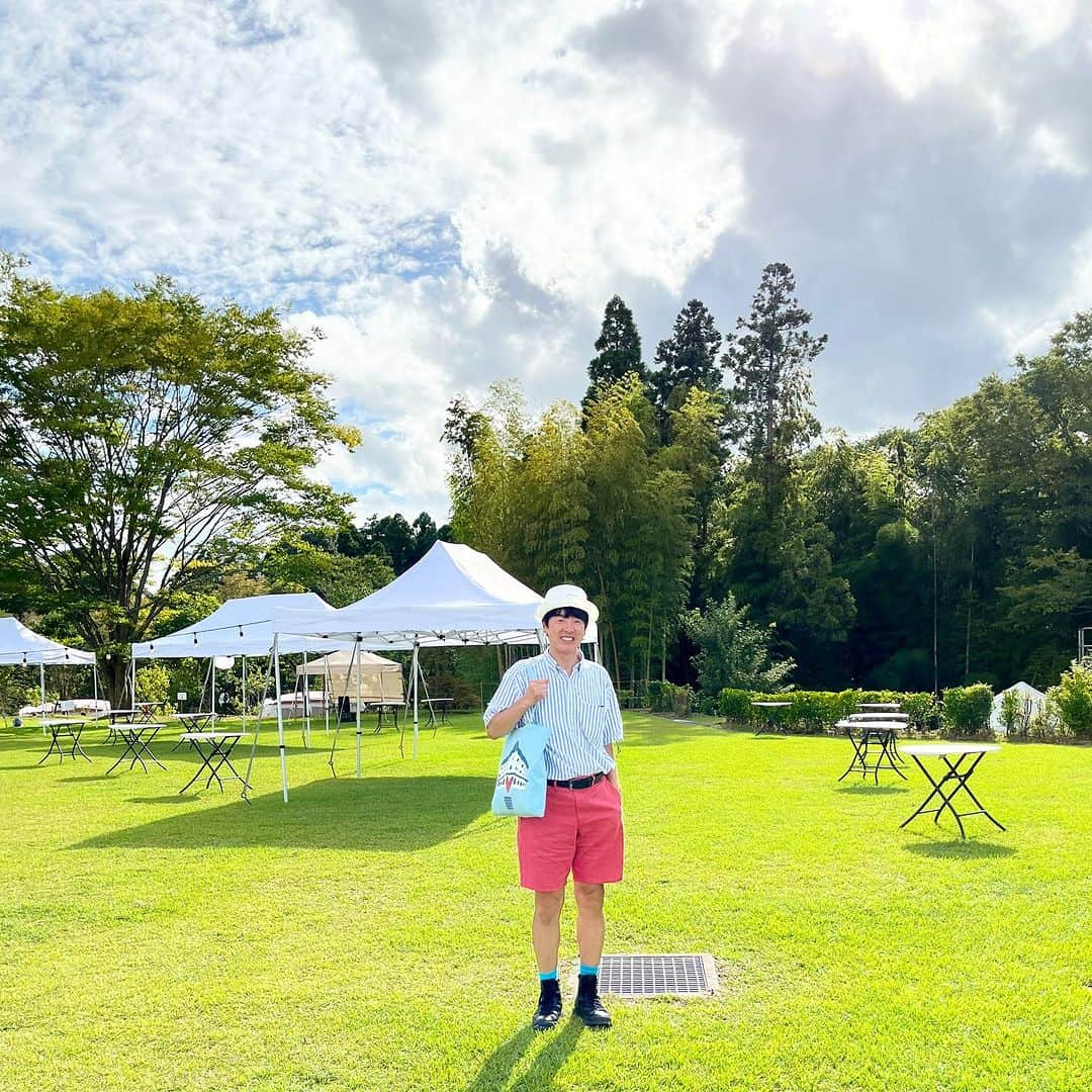 カジヒデキさんのインスタグラム写真 - (カジヒデキInstagram)「最高に楽しかった『きのえね夜市』から早10日が過ぎました。先週はレコーディングやリハや京都でライブがあったりして、余韻に浸る余裕もありませんでしたが、今日はとっても美味しかったフードの思い出をアップします✨❄️今年も2日間美味しいカフェラテやかき氷を頂いた福笑屋が珈琲さん(九十九里)。最高に美味しいみたらし団子やあんこの串団子を頂いた御菓子司おきなやさん(八街)、一口サイズの熱々メンチカツにノックダウンだった季節のお料理merleさん(茂原)、八千代黒牛のステーキとフレッシュなお野菜が絶品だったTRATTORIA NOCEさん(佐倉)、最高にジューシーで美味しいハンバーガーとポテトに感激したSmall Axeさん(習志野)、中國料理KujiKujiさん(佐倉)の鳥の唐揚げ黒酢あんかけもすごく美味しかった〜✨残念ながら全てのお店を制覇出来ませんでしたが、大満足でした。皆さん、ありがとうございました！飯沼本家さんの酒々井町ゆずサイダーも最高の美味しさで、野宮さんのライブにゲスト出演する直前もゆずサイダーを頂きました☺️✨ きのえね夜市、来年もぜひ開催して頂きたいですし、願わくば出演させて頂きたいです。もっともっと沢山の人に知って欲しい素晴らしいフェスですし、とは言えこのゆるさが心地良いので、丁度良い人数が集まる位の居心地の良いフェスとしてずっと続いていったらいいなと思いました。きのえね夜市、本当にありがとうございました🌈🌈🌈  #きのえね夜市 #カジヒデキ #野宮真貴  #おとぎ話 #千葉県 #酒々井 #飯沼本家」9月6日 21時34分 - hideki_kaji