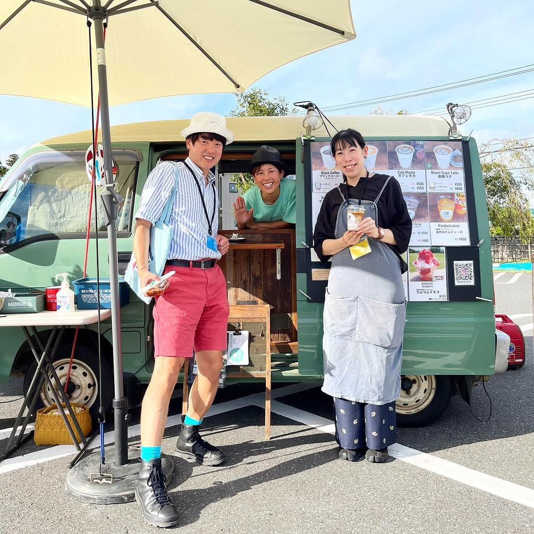 カジヒデキのインスタグラム：「最高に楽しかった『きのえね夜市』から早10日が過ぎました。先週はレコーディングやリハや京都でライブがあったりして、余韻に浸る余裕もありませんでしたが、今日はとっても美味しかったフードの思い出をアップします✨❄️今年も2日間美味しいカフェラテやかき氷を頂いた福笑屋が珈琲さん(九十九里)。最高に美味しいみたらし団子やあんこの串団子を頂いた御菓子司おきなやさん(八街)、一口サイズの熱々メンチカツにノックダウンだった季節のお料理merleさん(茂原)、八千代黒牛のステーキとフレッシュなお野菜が絶品だったTRATTORIA NOCEさん(佐倉)、最高にジューシーで美味しいハンバーガーとポテトに感激したSmall Axeさん(習志野)、中國料理KujiKujiさん(佐倉)の鳥の唐揚げ黒酢あんかけもすごく美味しかった〜✨残念ながら全てのお店を制覇出来ませんでしたが、大満足でした。皆さん、ありがとうございました！飯沼本家さんの酒々井町ゆずサイダーも最高の美味しさで、野宮さんのライブにゲスト出演する直前もゆずサイダーを頂きました☺️✨ きのえね夜市、来年もぜひ開催して頂きたいですし、願わくば出演させて頂きたいです。もっともっと沢山の人に知って欲しい素晴らしいフェスですし、とは言えこのゆるさが心地良いので、丁度良い人数が集まる位の居心地の良いフェスとしてずっと続いていったらいいなと思いました。きのえね夜市、本当にありがとうございました🌈🌈🌈  #きのえね夜市 #カジヒデキ #野宮真貴  #おとぎ話 #千葉県 #酒々井 #飯沼本家」