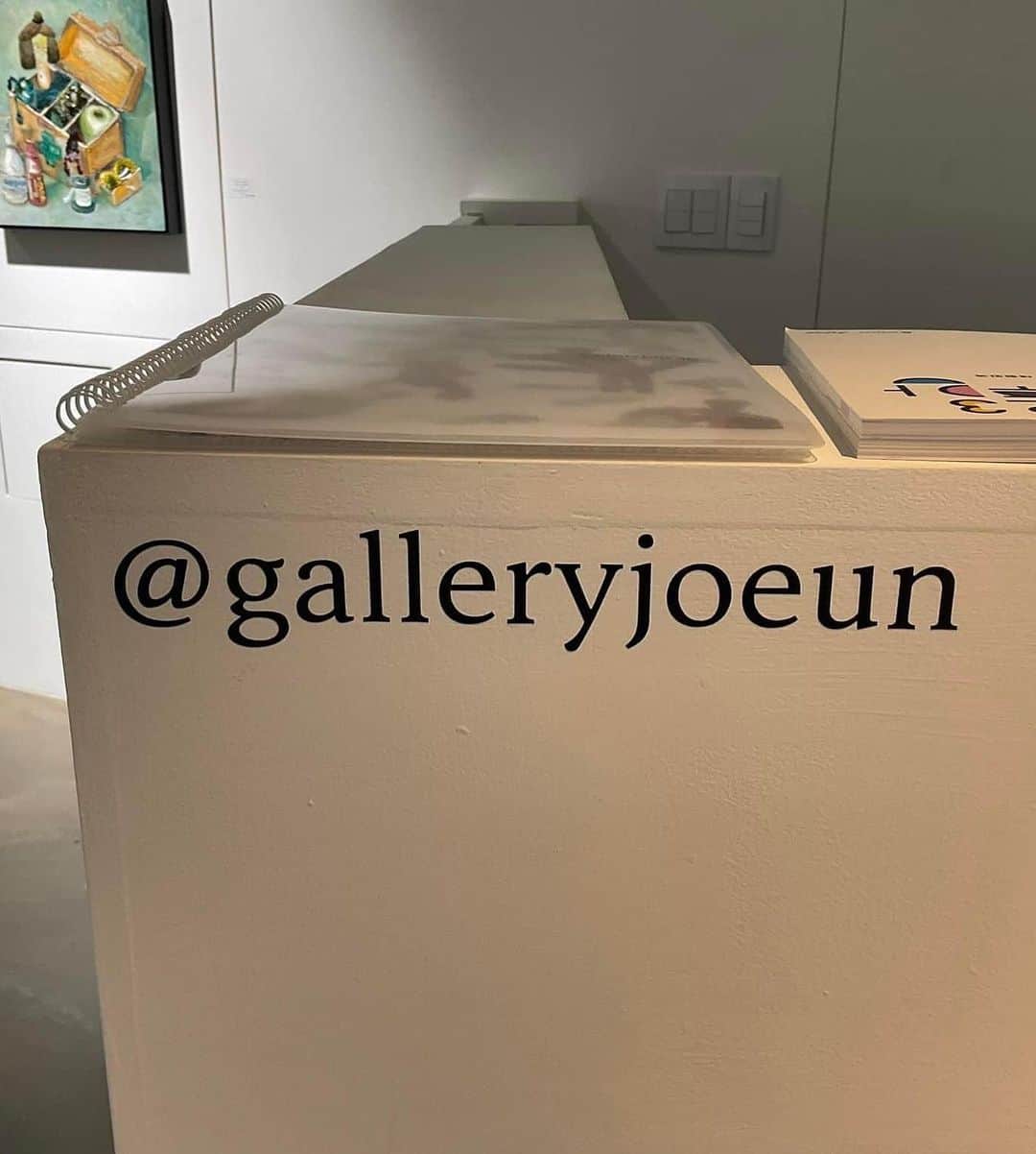 東ちづるさんのインスタグラム写真 - (東ちづるInstagram)「Samsung美術館「リュウム」がアートフェアの準備で臨時休業。一瞬ショック。だが、周囲にはステキなギャラリーが点在。 「JOEUN」へ。  展示されている作品は完売とのこと。すごい。 ギャラリーオーナーの女性がフレンドリーでパワフルで、そのことにも感動。  갤러리조은. 조은갤러리 #galleryjoeun #韓国 ＃アート」9月6日 21時34分 - azuma.chizuru