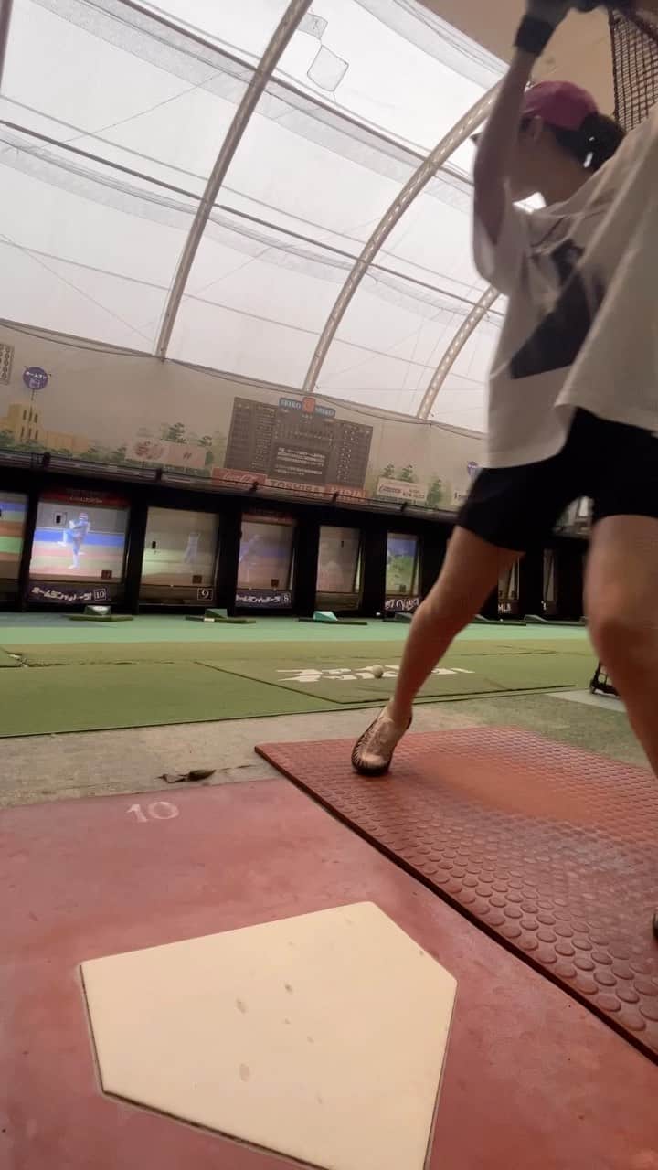 青野楓のインスタグラム：「ループ用🔁⚾️なんループしてくれた？😘  #野球#baseball#야구#棒球#bóngchày#बेसबॉल#バッティング#batting」