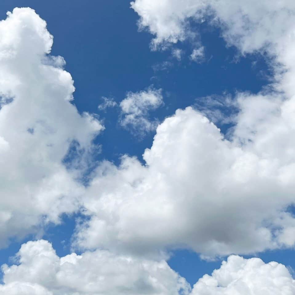 畑美紗起のインスタグラム：「もくもくかわいい☁️🤍🫧 ふ わ も こ  かわいいから載せてみたよ☺︎  なにか、質問？聞きたいことありますかー？ 全部には無理かもだけど、コメント返すよ📝  #畑美紗起」
