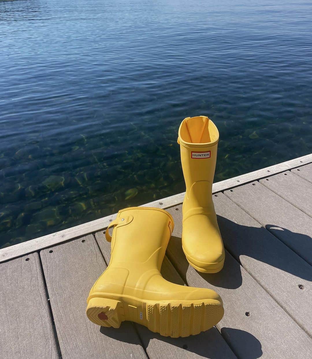 ハンターブーツのインスタグラム：「The perfect lake day companion.」