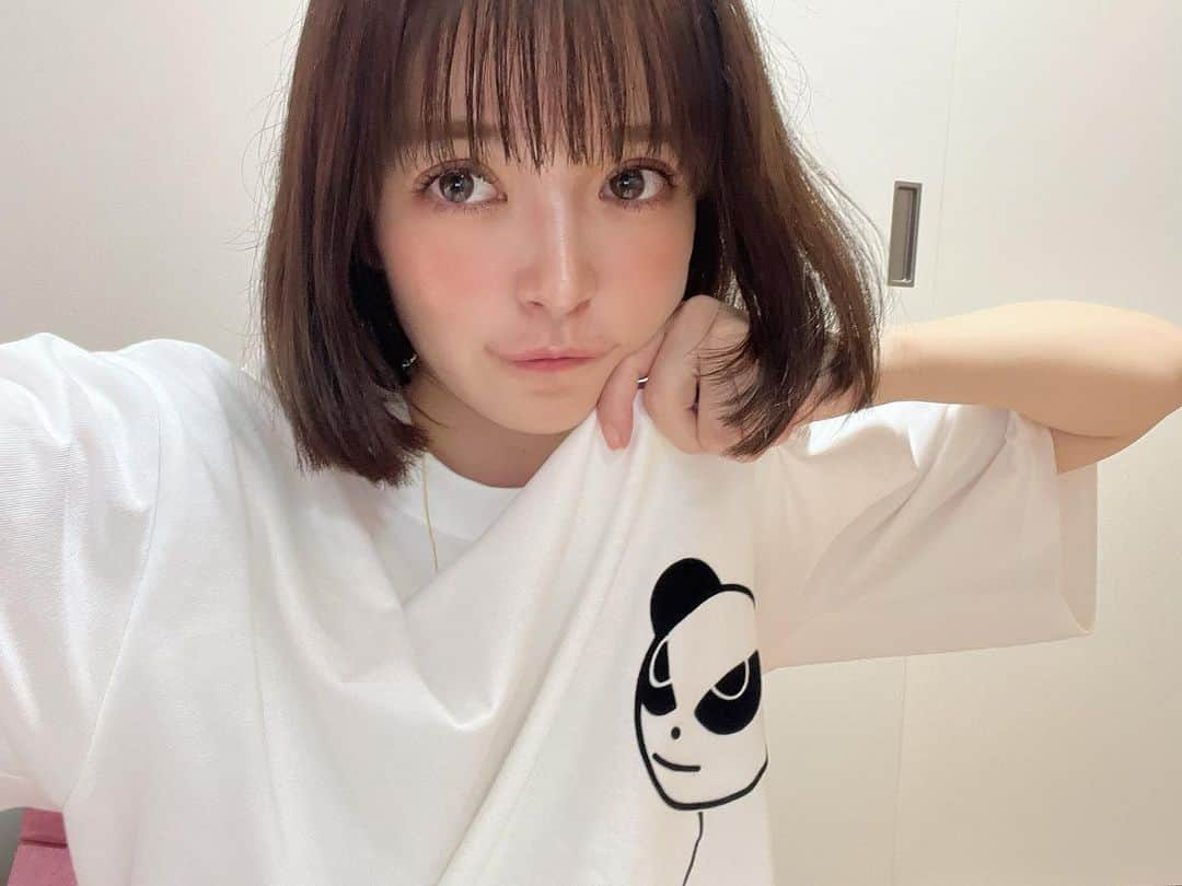 明石ゆいなのインスタグラム：「@hipandajapan_official   さんのTシャツを今年も着ております( ˆoˆ )💘  いろんなパンダちゃんデザインがあって、どれも可愛くて飽きないの💘お気に入り💘  4枚目は、パンダパーカー🐼  去年愛用しまくってましたが、今年も愛用しまくります  そろそろ夏も終わるから、ロンTも可愛いよね  PR 　#パンダパーカー　#ラフコーデ　#hipanda」