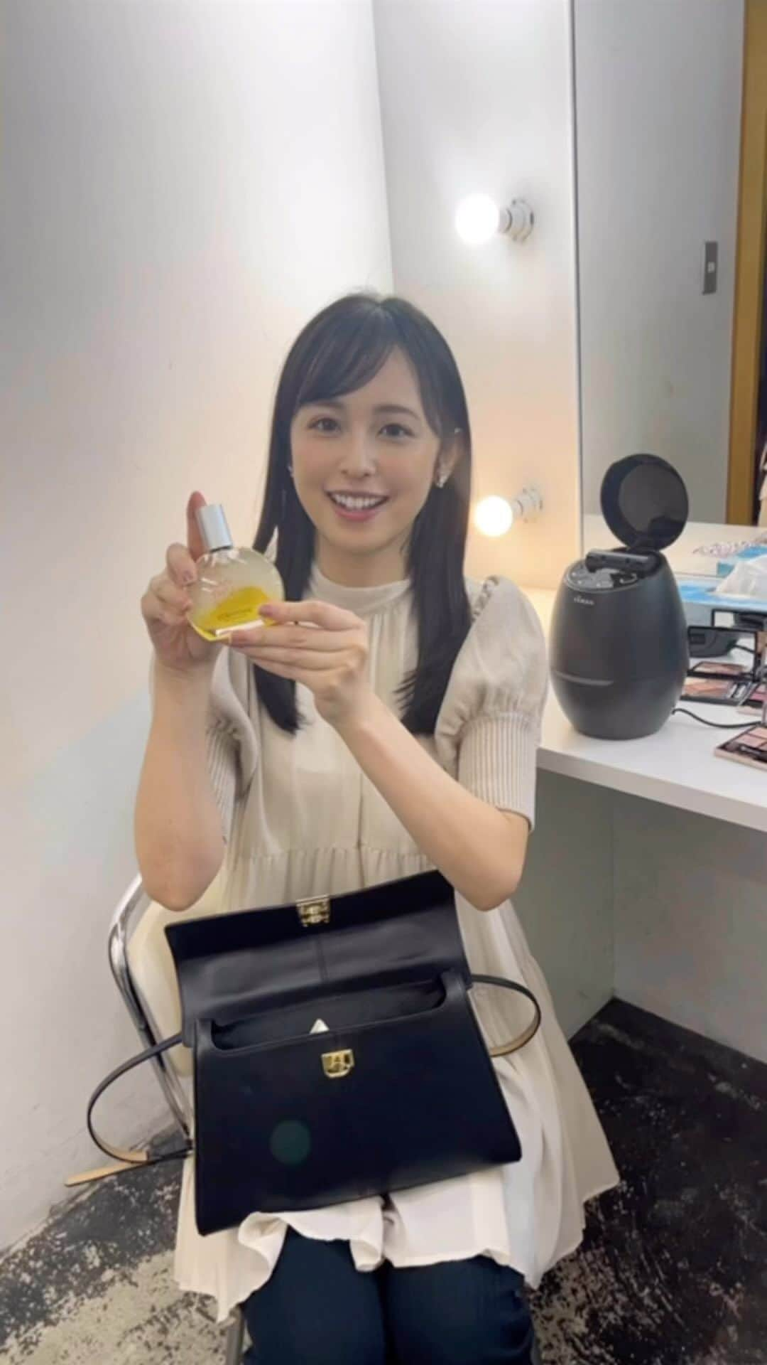 久慈暁子のインスタグラム：「* 撮影の日のお気に入りの持ち物👜  シュッと吹きかけると髪も肌もつやつやになる  ロクシタンのオイルインの香水。  みずみずしい金木犀の香りで 秋を感じています🫧  * #ロクシタン  #香水  #オスマンサス #金木犀 #ふりむかれ香水 #秋コーデ #loccitanepr @loccitane_jp」