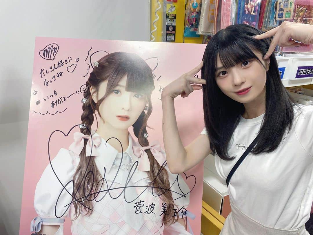 のインスタグラム：「. 想わせぶりっこ発売日の本日に店舗を巡らせていただきました💗  写真は私の推し店舗のタワ池さんのお写真です！  私のポスターやイコノイジョイミュージアムで購入できるシールがあったり...！！（ ; ; ）  うれしかったです🥺🩷  サインやコメントをたくさん書かせていただきました！  皆さんぜひ足を運んでみてね💗」