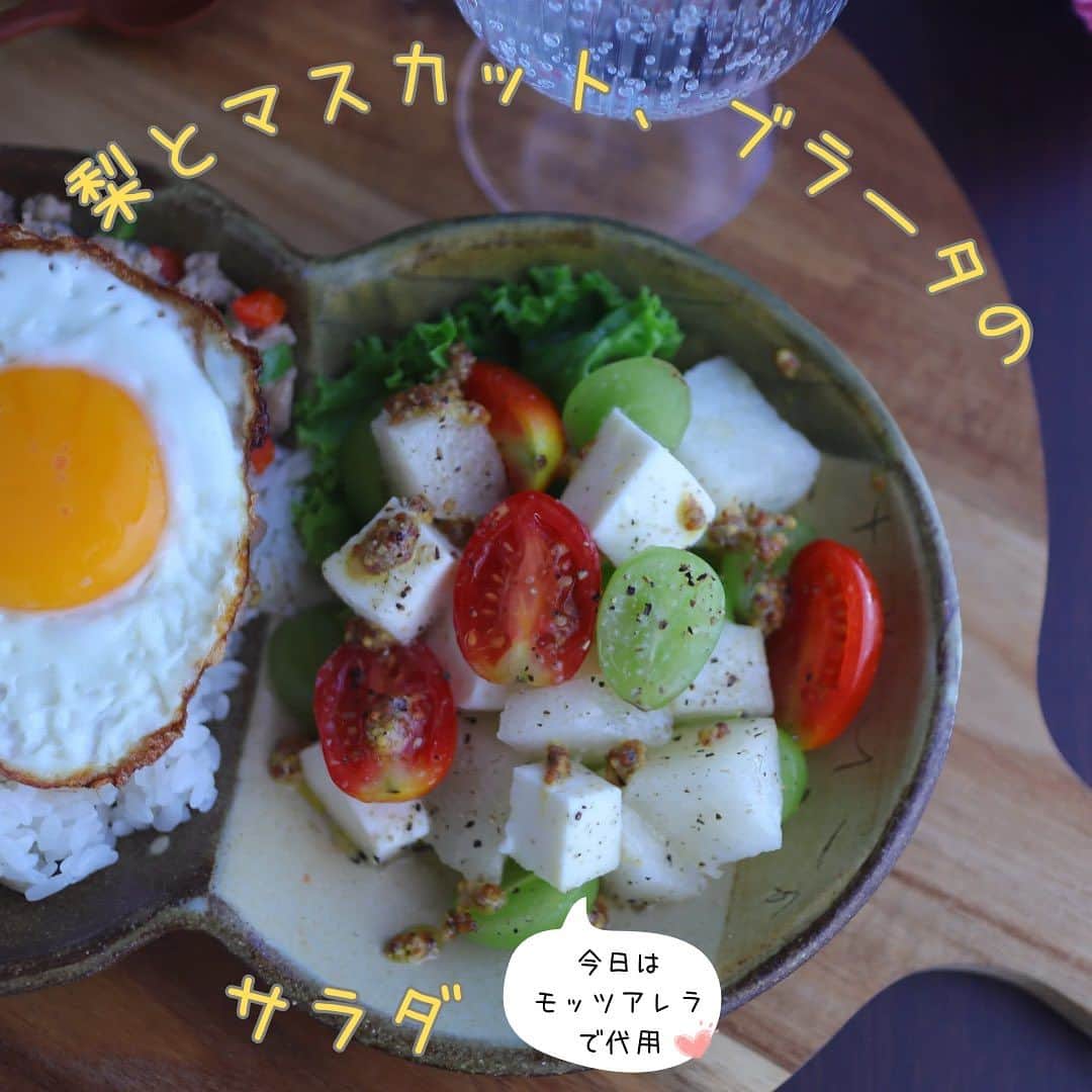 maki ogawaさんのインスタグラム写真 - (maki ogawaInstagram)「朝起きて 自分のお弁当を作って 写真を撮って、SNSに載せ、 それをお昼に食べる、 というのが私のルーティンです。  何を作ろうかなーと考えて 料理をして、 写真を撮って、アップして、 の全過程が好きです。  料理をしながら お弁当箱に詰める前から どの角度から撮ったら映えるかを考え 盛り付けます😁  SNSに載せるから バランスよく作ってみよう お気に入りのお皿に盛り付けてみよう、 素敵なお弁当箱に詰めてみようとか、 SNSで見たあの料理を作ってみよう、 こんな料理をつくったらどんな反応が あるかなとか SNSがあるからこそ 繋がる、広がる世界、人がいたりして。  今この時も 明日は何を作ろうかなーと 考えています😄  どうぞ末長く これからもよろしくお願いいたします。  #お弁当きろく  #ヘルシー弁当 #キャラ弁 #キャラ弁アート #ランチアート #大人さまランチ #ご飯記録用  #お弁当アイデア  #フーディーテーブル  #フーディスト  #おにぎり  #ランチ #おうちランチ #ワンプレートランチ  #お昼ごはん  #お昼ご飯  #おうち弁当 #bentoexpo #bentobox #onigirazu #lunchart #foodporn #foodeducation #cookinghacks #フーディストノート #小川真樹」9月6日 21時43分 - cuteobento