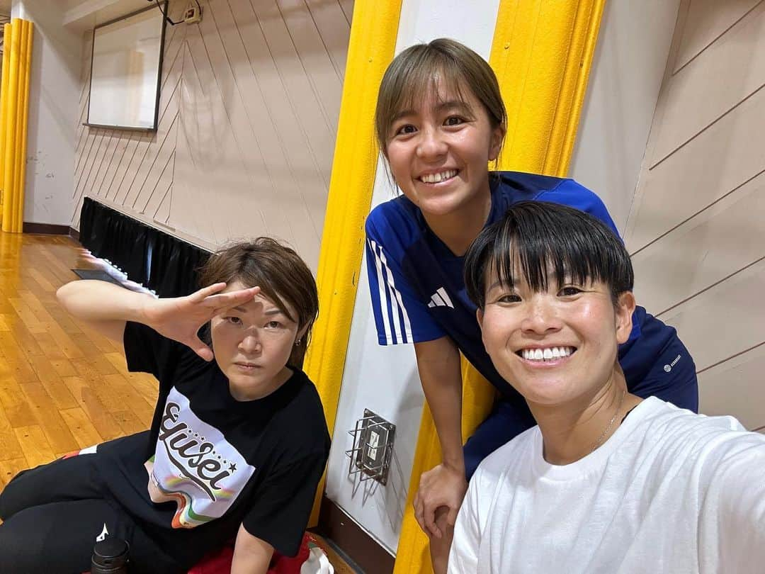 川澄奈穂美さんのインスタグラム写真 - (川澄奈穂美Instagram)「🏐🏐🏐 ▽ 狩野舞子ちゃんのYouTube【マイコチャンネル★】に出演させていただきました〜❣️ なでしこチームが集結して3対3のバレーボールに挑みました🔥爆笑でした😂😂😂  是非ご視聴くださいませ❤️ ➡️ https://youtu.be/LKdySN6um2o?si=P5uolBRE41JPEf8k」9月6日 21時37分 - naho_kawasumi_9