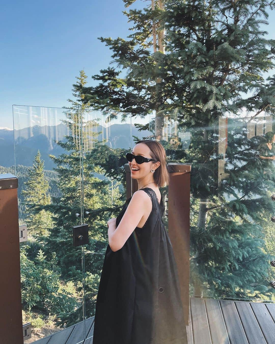 翁安芸のインスタグラム：「Throwback… @prada event DAY 2 in Aspen🤍🗻 #topofthemountain   この夏の思い出。 プラダのイベント２日目は、ゴンドラに乗ってアスペンマウンテンの頂上へ。山の上からのサンセット✨ @nniederkofler シェフのイベントのためのコース、、友人たちとの楽しい会話、、全てが特別な時間でした🫶🏻  イベント後に見た夜空は、 星が降るようで、、キレイで感動的でした🌟  #prada #プラダ #cookthemountain #aspen」