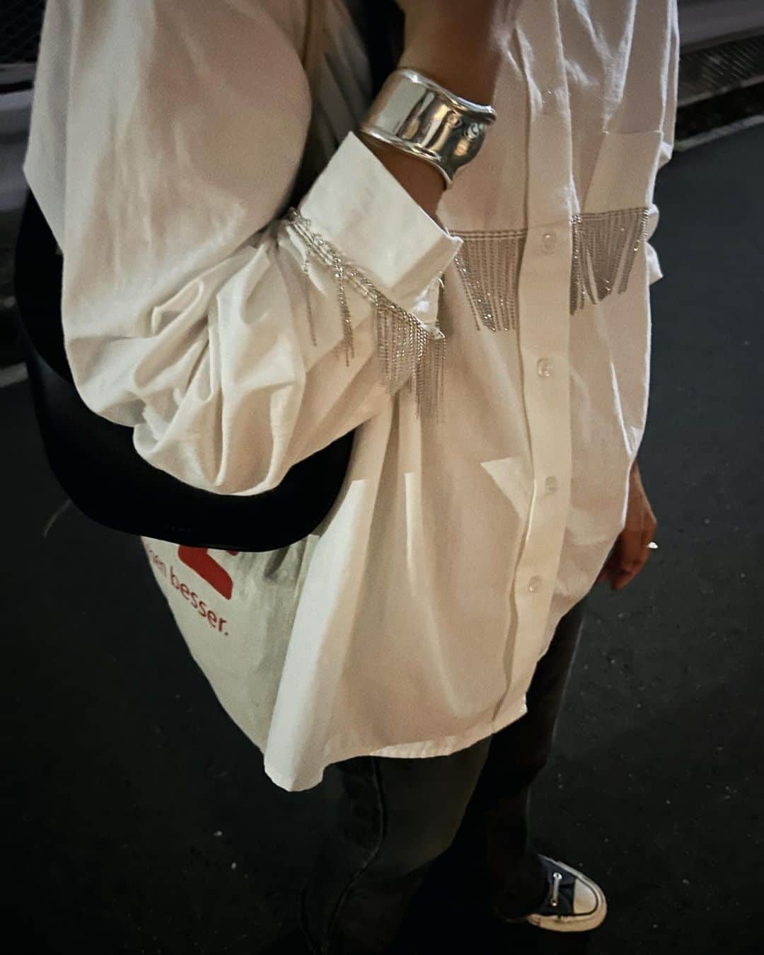 川島幸恵さんのインスタグラム写真 - (川島幸恵Instagram)「💫💫💫 ⁡ クリーンな白シャツにシャラシャラと付いたシルバーのフリンジにきゅんっ💘 ⁡ 初おろし😊 ⁡ ⁡ #SHENERY_official #shirt #ghospell #SHENERY #denimpants #blackdenim #bangle #tiffany  #bag #yahki #fashion #styling #autumn」9月6日 21時38分 - sachie118