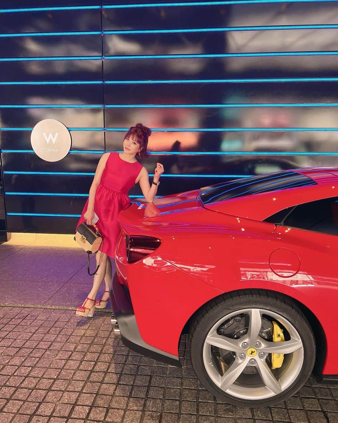 マッキーーーのインスタグラム：「Wホテルって映えるよね✨車でも行きやすいし🚗大好き💕この後に車の右ホイール思い切り擦ったんだよね😂 #wホテル大阪  #フェラーリ #whotel  #ferrari #ferrariportofino  #barbie #barbiegirl」