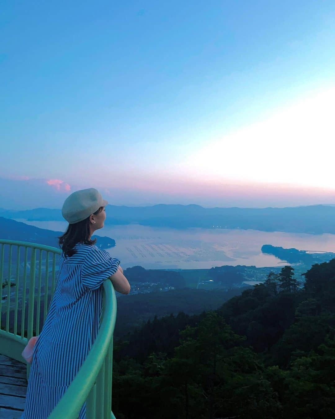 仮屋未来のインスタグラム：「陸前高田市の箱根山展望台⛰ ⁡ 車で山頂近くまで登っていきました🚗 ⁡ 標高447mの高さからの広田湾はとってもきれいで 展望台から眺めると 海の上に立っているみたいでした😌✨  ⁡ #箱根山展望台 #岩手県」