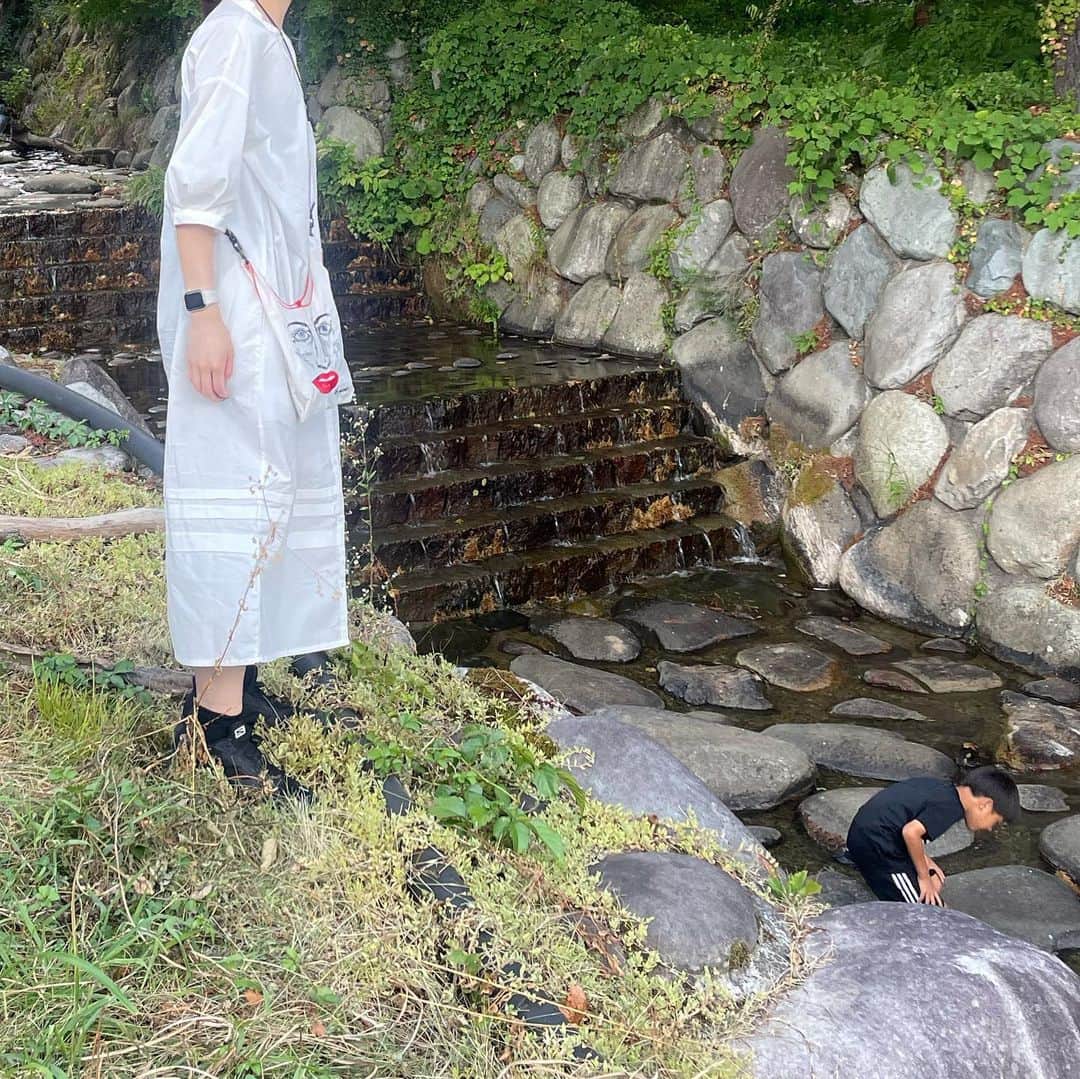 佐藤 渚さんのインスタグラム写真 - (佐藤 渚Instagram)「お盆は新潟の湯沢でゆっくりしてました◎  コーデかと思いきや弟がカエルを真剣に探してる4コマ。🐸」9月6日 21時39分 - nagisa_1222