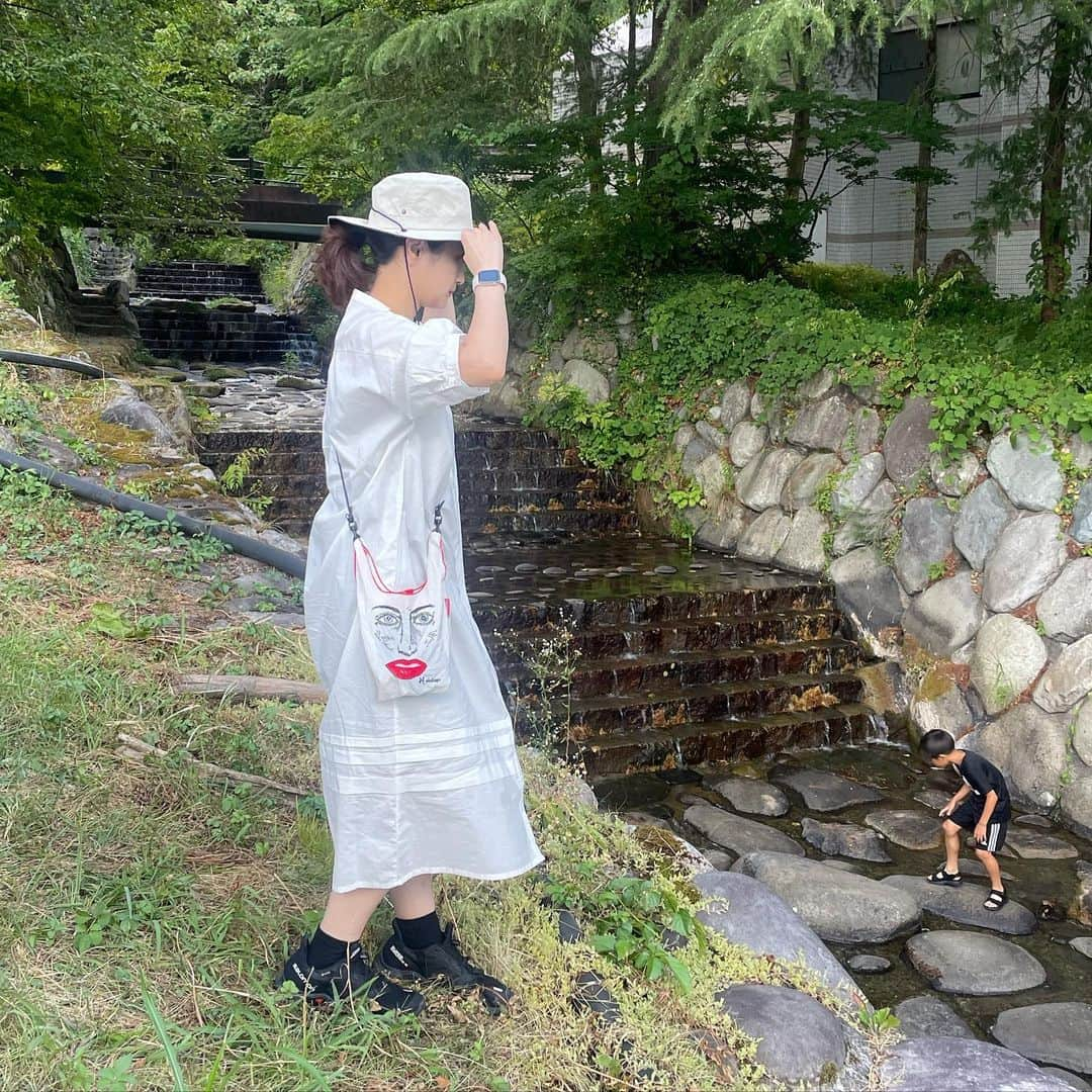 佐藤 渚さんのインスタグラム写真 - (佐藤 渚Instagram)「お盆は新潟の湯沢でゆっくりしてました◎  コーデかと思いきや弟がカエルを真剣に探してる4コマ。🐸」9月6日 21時39分 - nagisa_1222