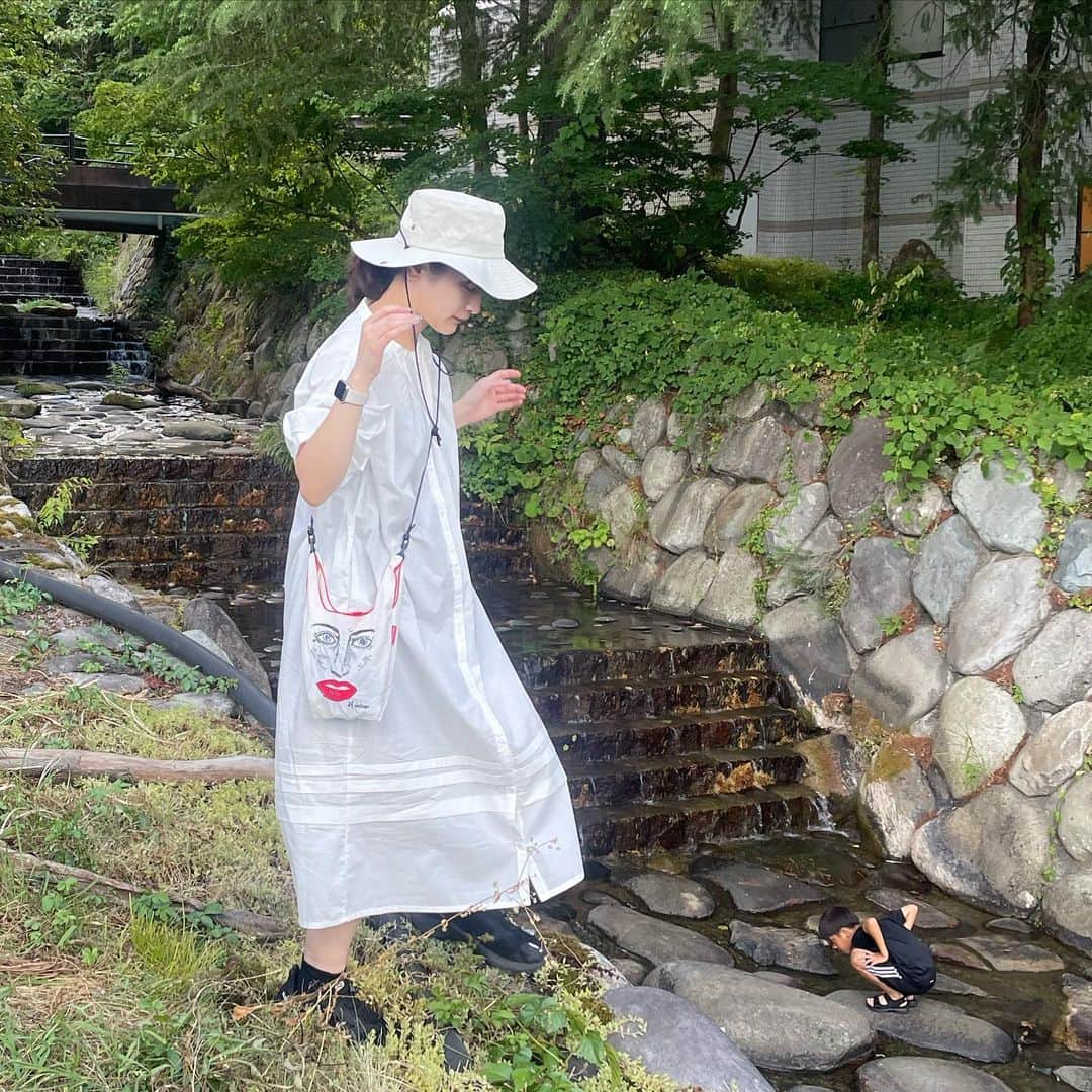 佐藤 渚のインスタグラム：「お盆は新潟の湯沢でゆっくりしてました◎  コーデかと思いきや弟がカエルを真剣に探してる4コマ。🐸」