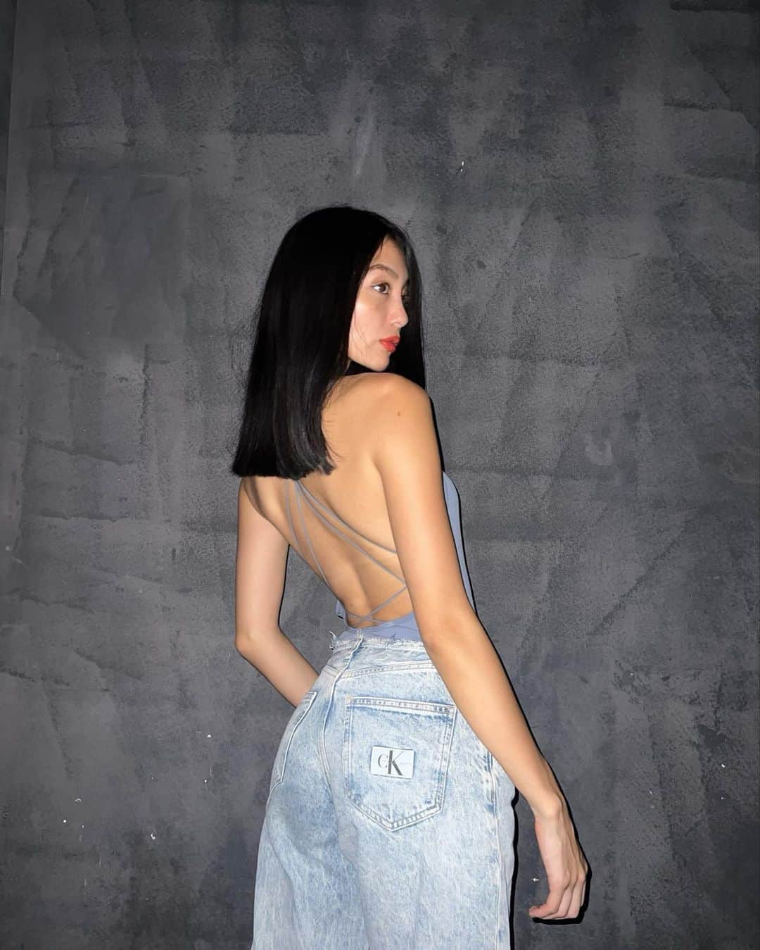 佐藤マクニッシュ怜子のインスタグラム：「n e w m e .  30cmバサっと、ストレートカットでモードなオトナスタイルに変身しました。和な感じ👩🏻  この1-2年いろーんなことがあり、今人生の分岐地点にいるなあって感じる事が最近すごく多くて、心機一転したかったの。自分から変えにいくって少なからずマインドも変わるから大事だなって。 あとはAMATERASがナイトウェアだけでなく秋冬からファッションラインでモードな感じも入ってくるので、AMATERASの秋冬に合わせたのもある🐈‍⬛  私にとってロングヘアを卒業するのは結構精神的にも大きな事だったので、わくわくしてます。今日早速大きな話が入ってきたり、いい出会いがあったり、スピリチュアルかもしれないけど変化をすでに感じています🤣  @ayato_i_am 背中押してくれてありがとっ」
