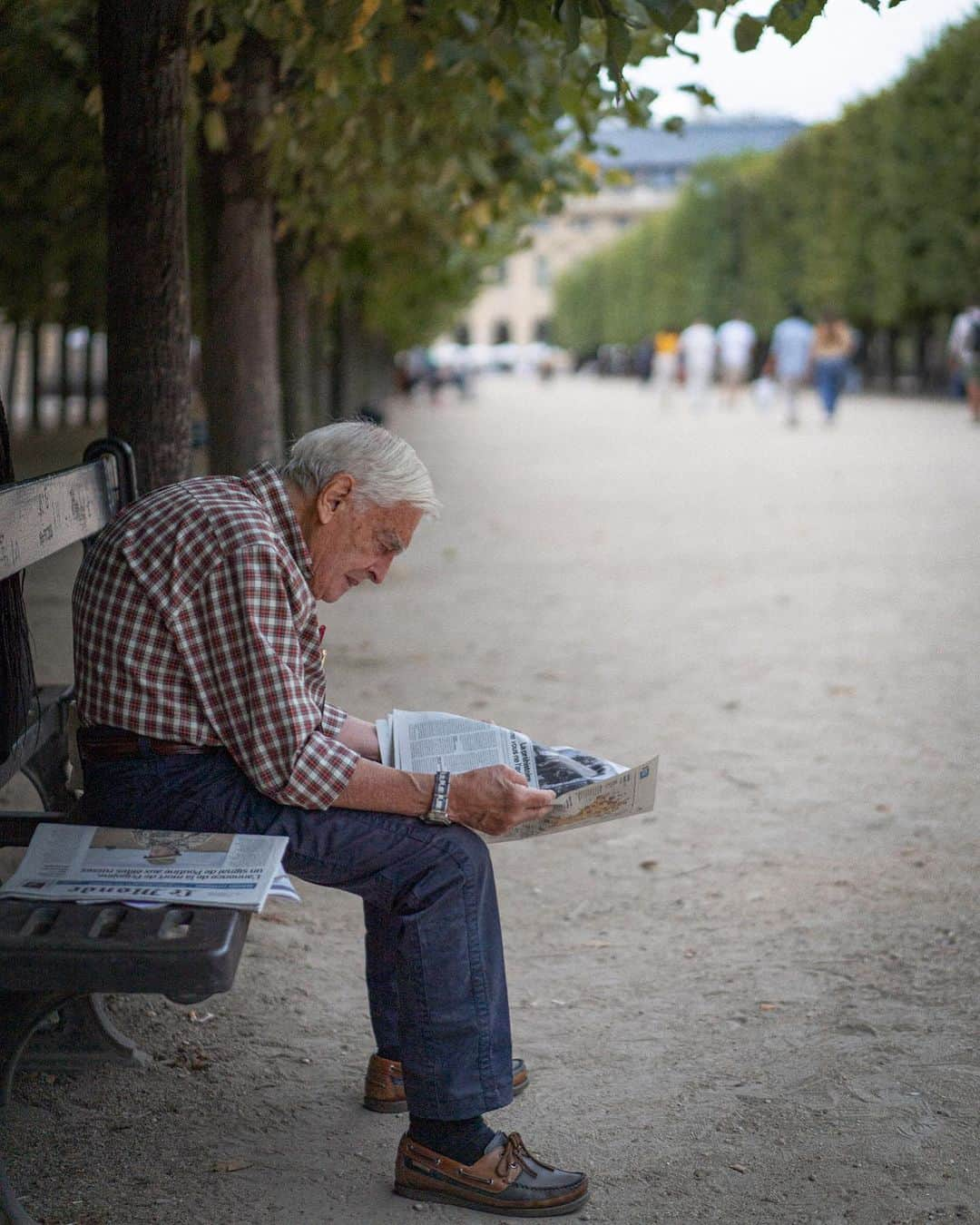 VuTheara Khamさんのインスタグラム写真 - (VuTheara KhamInstagram)「Newspapers Collection, Paris 📰🗞️ A series of pictures taken in Paris. Which one do you prefer ? [1-10] 1. Palais Royal Garden 2. Tuileries Garden 3-4. Île Saint-Louis 5. Île de la Cité 6-7-8. Saint-Germain des Prés 9. Notre-Dames 10. Batignolles  . #paris #summervibes #news #newspaper」9月6日 21時40分 - vutheara