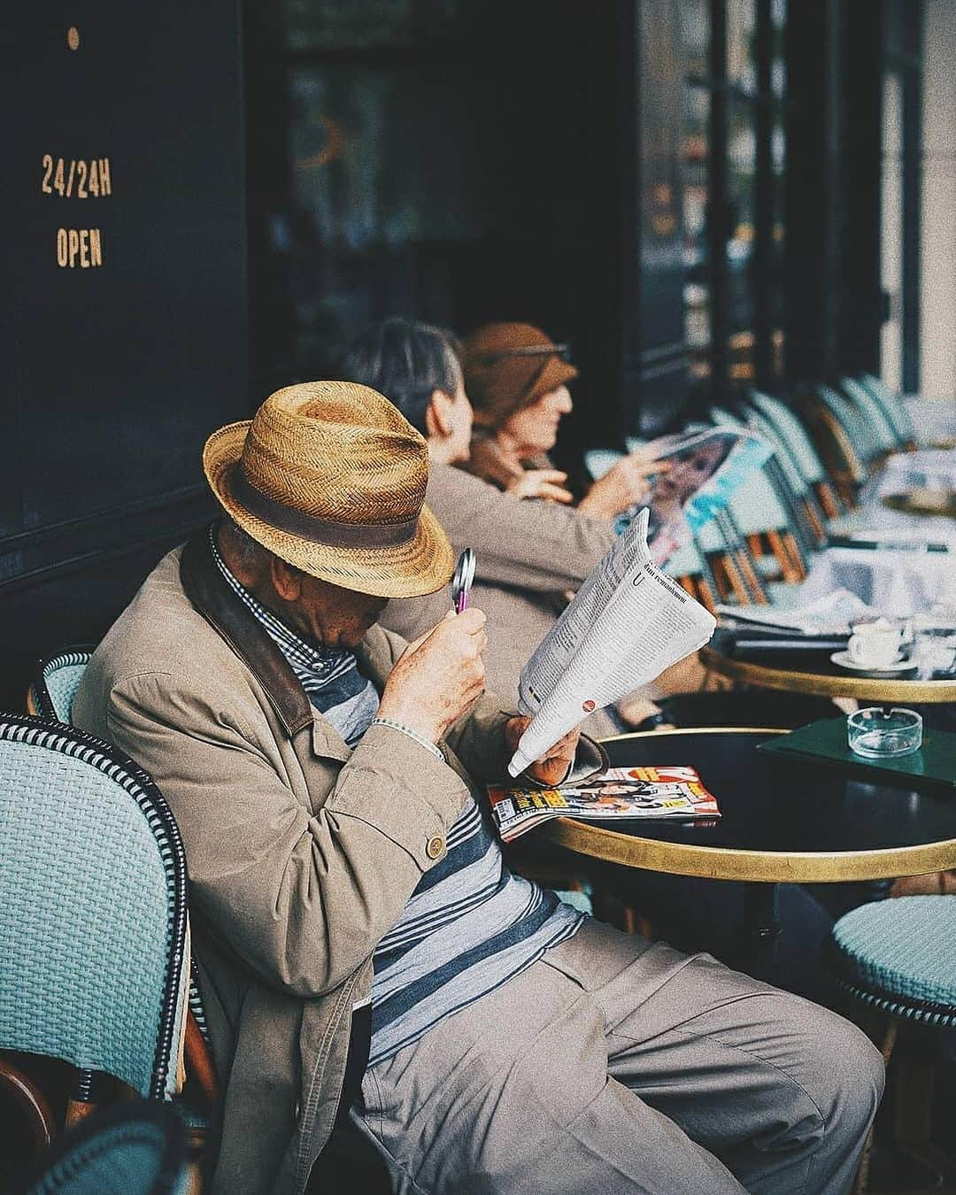 VuTheara Khamさんのインスタグラム写真 - (VuTheara KhamInstagram)「Newspapers Collection, Paris 📰🗞️ A series of pictures taken in Paris. Which one do you prefer ? [1-10] 1. Palais Royal Garden 2. Tuileries Garden 3-4. Île Saint-Louis 5. Île de la Cité 6-7-8. Saint-Germain des Prés 9. Notre-Dames 10. Batignolles  . #paris #summervibes #news #newspaper」9月6日 21時40分 - vutheara