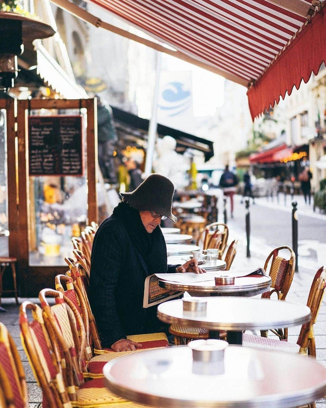 VuTheara Khamさんのインスタグラム写真 - (VuTheara KhamInstagram)「Newspapers Collection, Paris 📰🗞️ A series of pictures taken in Paris. Which one do you prefer ? [1-10] 1. Palais Royal Garden 2. Tuileries Garden 3-4. Île Saint-Louis 5. Île de la Cité 6-7-8. Saint-Germain des Prés 9. Notre-Dames 10. Batignolles  . #paris #summervibes #news #newspaper」9月6日 21時40分 - vutheara