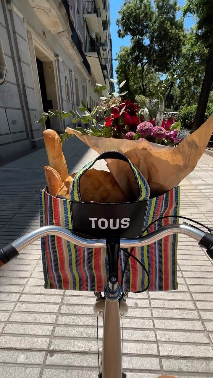 トウスのインスタグラム：「Bike rides, bread and flowers. YES, please 💐🚲」