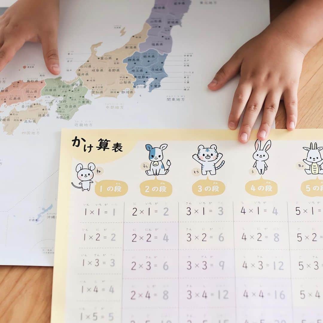 きなこのインスタグラム：「2学期、次に待ち受けるは掛け算＆九九…！ 漢字も算数も、大人になると当たり前な概念や知識を、まっさらな頭で学ぶってどんな感覚なのかな😳 息子は学校で毎日新しいことを教わるのを楽しんでるみたい。私も宿題を見ながら一緒に学び直してるみたいで面白い。筆算の繰り上がり繰り下がりやら単位変換やら、改めて考えると「なんだっけ？」ってなることの連続です😂  見やすいデザイン＆大きなサイズの九九の表をトイレに貼ったところ、興味津々でさっそく覚えてる👀 同じく大きな日本地図のポスターも、「ここ行ったことあるねぇ」「琵琶湖は大きいねぇ」と言いながら一緒に見るのが楽しい♡  どちらもお風呂にも貼れる防水仕様♪ ▶︎ROOMにも載せてます🐰  #かけ算 #掛け算ポスター#日本地図 #日本地図ポスター #小学生 #小学生男子 #育児 #子育て #こどもと暮らす」