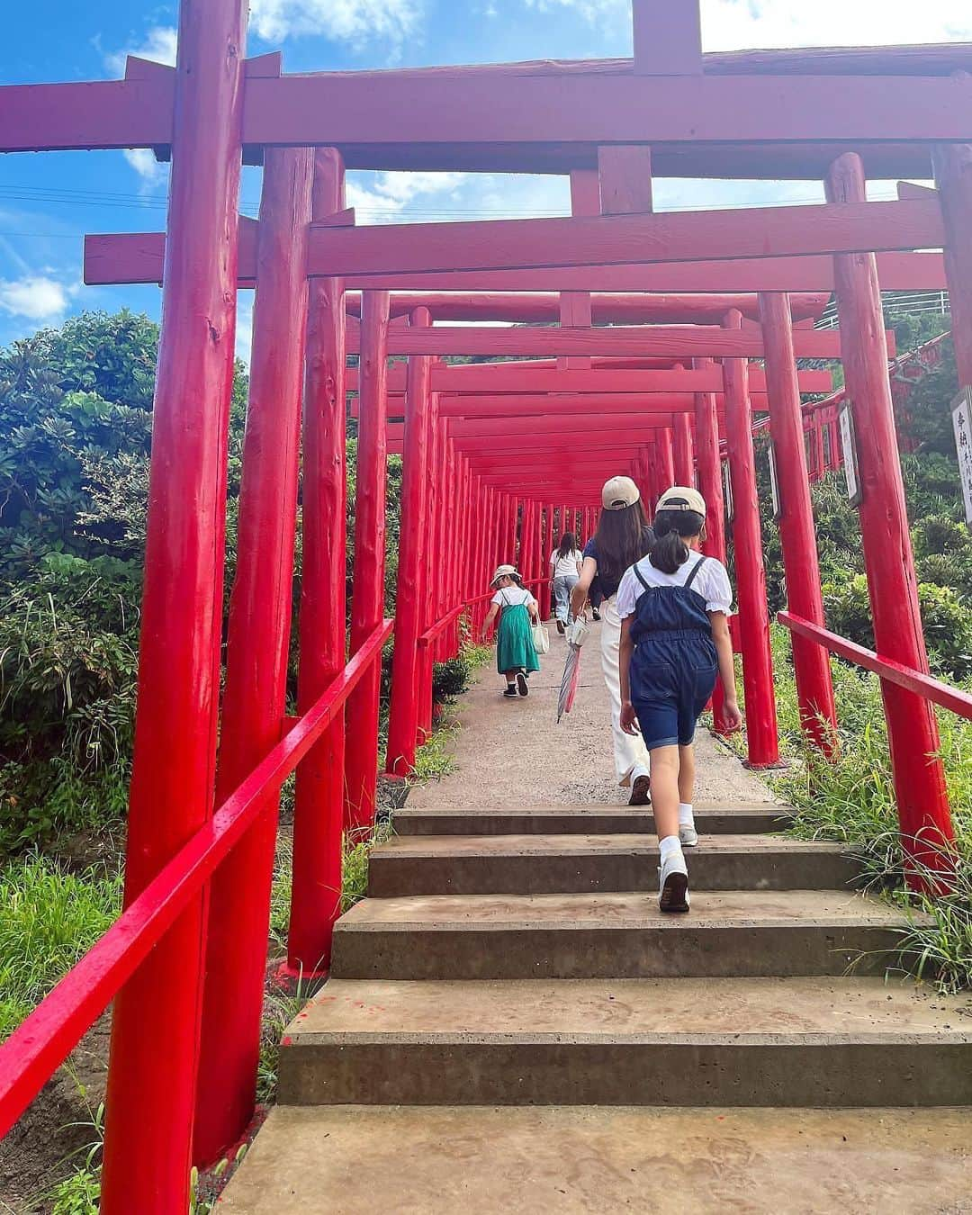 竹内佳菜子さんのインスタグラム写真 - (竹内佳菜子Instagram)「山口と福岡と熊本🌞  熊本で撮影があったので、せっかくの機会なので行きたかったところと会いたかった人と食べたかったものに会いに行ってきました  山口に住んでいる友達の旦那さんの豪華漁師ご飯から始まった幸せすぎた山口観光🐟🌊海きれいだったなー。 写真ほとんど山口になっちゃった☺︎  福岡は移動日に一人でひたすらラーメン巡りをしてました。 ストーリーでおすすめ教えてくださったみなさん本当にありがとう！でも4杯が限界でした🫃🍜 情けないですね。また挑戦しに行きます✊  熊本は100円で試飲みができる焼酎の販売機に衝撃でした🫨 撮影でお招きしてくれてありがとう🙏 どうか顔が浮腫んでませんように🙏  会ってくれたみんなありがとう❤️❤️❤️」9月6日 21時53分 - kanakotakeuchiii