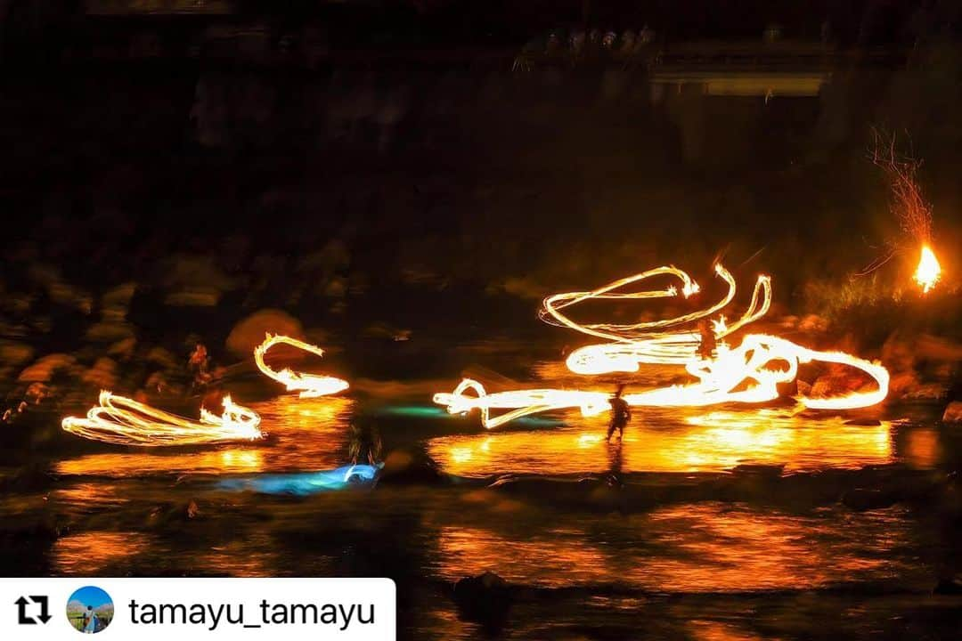 Gero City【下呂市公式アカウント】さんのインスタグラム写真 - (Gero City【下呂市公式アカウント】Instagram)「#Repost @tamayu_tamayu with @use.repost ・・・ . 清流馬瀬川火ぶり漁  . 今年も岐阜県下呂市馬瀬で行われる伝統漁「火ぶり漁」を行って来た‼️ 毎回撮ると違う火龍が暴れ狂う様子にみえるから、写真を撮るのが楽しい‼️ 後、この日を含め一般公開が(9月3日、10日、13日、18日、24日)とあるからまた行きたいなぁ‼️ . 撮影日:2023.9.3(19:40頃) .   #gerostagram  #gifuebooks  #岐阜県インスタ部  #tokai_photo_club  #tokyocameraclub #photo_travelers  #nsg_ig  #mt_landscape #raw_tokyo  #1x_japan  #tabigocoro  #visit_tokai #ミナモジェニック  #ニチビフォトコンthelast  #hidatrip #馬瀬フォトコン23  #馬瀬  #馬瀬川上流  #下呂  #岐阜  #火ぶり漁 #清流馬瀬川火ぶり漁   @instagram   ＿＿＿＿＿＿＿＿＿＿＿＿＿＿＿＿＿＿＿＿＿＿＿＿＿＿＿  camera: EOSR lens: SIGMA 60-600mm F4.5-6.3 DG OS HSM  set: (感度：IOS3200) (焦点距離：244mm) (F値：F11) (シャッタースピード:15s)  ＿＿＿＿＿＿＿＿＿＿＿＿＿＿＿＿＿＿＿＿＿＿＿＿＿＿＿」9月6日 21時52分 - gerostagram