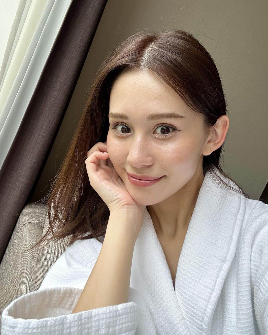 のインスタグラム：「. スレッズに投稿したのですが、インスタにも✍️🤍 . . 先日初めてご来店いただいたお客様に 自分の"想い"をお話して 話しながら自分が泣きそうになってて😂 . けどちゃんと伝わって🫶 . 素敵ですね ここに来れて良かったです このサロンに出会えて良かったです . と言っていただけた😌💓 . 私が10年間、肌荒れをしてて もっと早くにお肌が綺麗になってたら この10年はもっと充実してただろうなって . だからご来店いただくお客様には 自分と同じ辛いを想いをして欲しくないし もし今仮にしてるのであれば 早くに改善して よりよい人生になるよう お手伝いをさせて欲しい🙌 . 鏡を見るたびに"笑顔"になれるように ここだったらお肌が綺麗になるかもって "希望"を持っていただけるように、、、🕊️ . だから、 私は独立してサロンを開業しました😌🪞🌷 . . .  ━・━・━・━・━・━・━・━・━・━ ━・━・━・ ⁡ 【 元ニキビ肌 @yumi_tksm と元アトピー肌 @_yoshi.85_  の姉妹サロン👯‍♀️】 @milaya_salon  ミーラヤエステティシャン🌷 ⁡ ▫️REVI 剥けないハーブピーリング ¥11,000 ▫️ヘッドスパ 脳洗浄　¥11,000  ◽️𝐺𝑜𝑜𝑔𝑙𝑒＆ホットペッパーにて 業界最高基準の口コミ評価⭐️5.0 ◽️リラク＆肌質改善サロン 🚃中崎町より徒歩2分 📍大阪府大阪市北区堂山町15-23 シティエール東梅田Ⅰ  1002号室 ⁡ #大阪梅田リラクゼーション #大阪梅田エステ #大阪梅田ハーブピーリング #大阪中崎町エステ #大阪中崎町ハーブピーリング」
