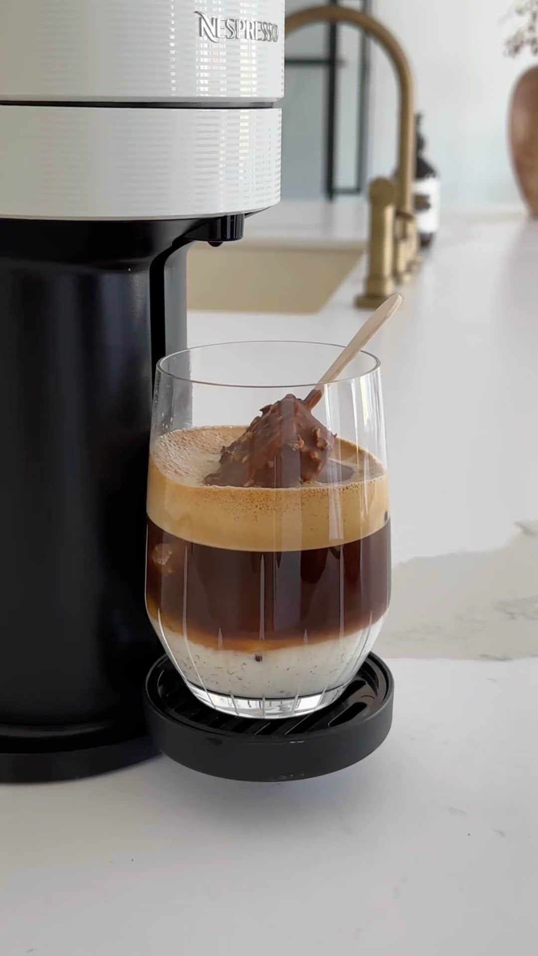 Nespressoのインスタグラム：「Yes, you can and yes, you should. Get ready to indulge with the Ice Cream Bar Latte recipe made with @llesdeux    Here’s what you will need:   ·  1 mini Ice Cream Bar Latte ·  150ml of Arondio Coffee ·  200ml of cold 3.5% Milk ·  Ice cubes ·  Vertuo Next ·  Barista Milk Device ·  Cold Reveal Glass   Here’s how to do it:   1.  Pour 100 ml of milk 3.5% directly into the espresso Barista device or Aeroccino. 2.  Close the lid, select the “Espresso on Ice Macchiato” recipe on the device and press the start button. 3.  In Cold reveal Glass, fill up with ice cubes 1/3 of the glass, pour 100ml of cold Milk, put the mini almond/ chocolate ice cream stick on the ice. 5.  Extract 150ml of Arondio Coffee over it. 6.  Pour the cold milk foam till the top of the glass. 7.  Mix it gently with the ice cream & enjoy!  #IceCreamCoffee #NespressoCoffeeCurious #NespressoRecipes #SummerRecipes」