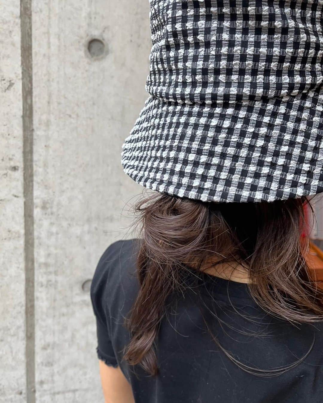 花田美恵子さんのインスタグラム写真 - (花田美恵子Instagram)「東京は まだまだ暑い日が続いてます☀️  カット&カラーのついでに 帽子の時の髪のまとめ方を 教えていただきました✨  毎日ワンコとお散歩に行って 紫外線を浴びたはずでしたが 帽子のおかげで そんなに傷んでなかったみたいです😊  去年買ったこの帽子👒 スーパーでお買い物してたら 素敵なマダムから褒められたので 今年も愛用しています🖤  #tokyolifestyle #hairstyle #cutandcolor #buckethat #blackandwhite #blackcheck  #前髪カット #バケハ」9月6日 21時49分 - hawaiimieko