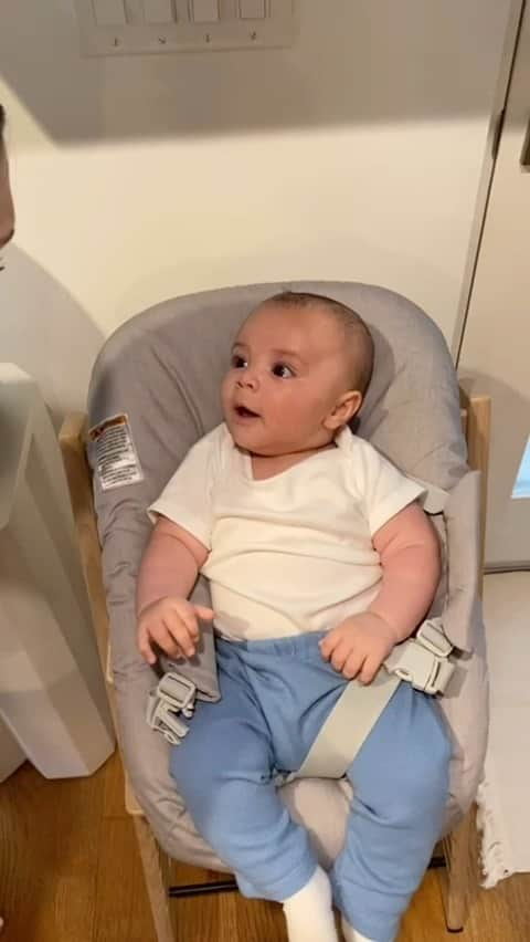 ジェシー・Jのインスタグラム：「For those saying the first video was a fluke.  My boy got PIPES 😂  (3 months old)   Also we were about to take him out of his chair and was standing with him the whole time and he is usually strapped in. Best @stokkebaby chair ever! Not an advert but we use it everyday, and it goes to a fully adult chair.   Clarifying that as I now know Mums don’t play when it comes to an OPINION on the gram. Shout out you frowning at the phone 😂」