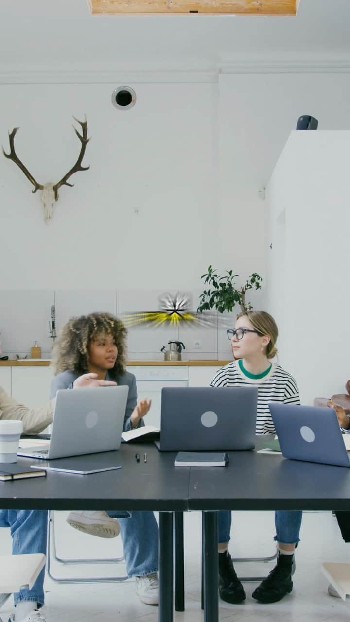 のインスタグラム：「年商100億で利益が1億  年商5億で利益が1億  どちらがすごいと思いますか?  言葉を変えて考えるんです。  前者は1億の利益を出すのに100億必要  後者は1億の利益を出すのに5億でいい。  結局資金力は会社や市場に何かあった時  どれだけの会社の生命力があるかを数値化したもの。  しかし蓄積される資産は年商からではなく利益からなのです。  僕も以前色々なYouTuber（年商社長達）から叩かれた時  全て自分の会社の決算書や投資先をYouTube動画で公開しました。  しかし誰一人として叩いていた人たちは公開してません。  それは利益を見られるのが怖いから。または利益を無理な半脱税的  なやり方で税金を減らしているのがバレたくないと言う人のどちらかです。  皆さんもどうか決算書や納税の納付書などを「公開しろ」と  色々な年商社長に伝えてください。  #ビジネス #竹花貴騎」