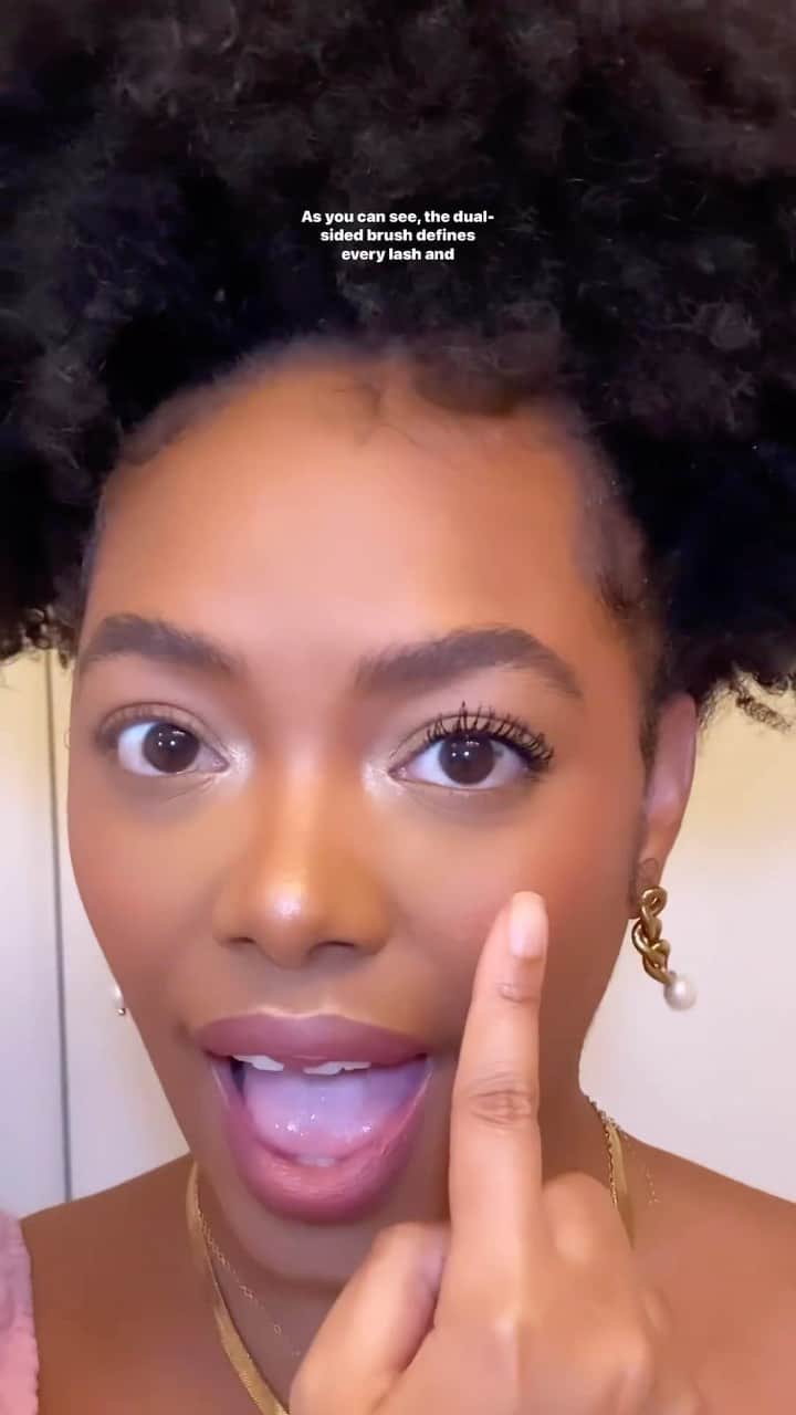 Huda Kattanのインスタグラム：「GORGEOUS!!! ❤️❤️❤️ @melaninbanc SOO happy you love it!! Thank you for the video my love!!  Repost @melaninbanc Today I wanna talk about this new mascara from @hudabeauty that I am absolutely obsessed with! I’ve had an on & off relationship with mascara for the past few years & right now, we’re loving each other. This baby, the WOW one coat mascara, really knocked my socks off! When she said you only need ONE coat, she meant it. There was no need to dip the brush multiple times. I was able to lift, sculpt & add volume to both my lashes with just one dip which means I use less product & my lashes don’t have that clunky feeling to them.  I sometimes have issues with some mascara where they do an amazing job of volumizing my lashes but when it’s time to take it off, it’s a hassle & a half but not with this. It’s easily removable with your regular skincare products & doesn’t leave behind any residue on your lashes. For me, this is a MUST-HAVE!  *I only wish it was waterproof*  how about you? what’s your go-to mascara?? #hudabeauty #hudabeauty1coatwow #mascarareview」