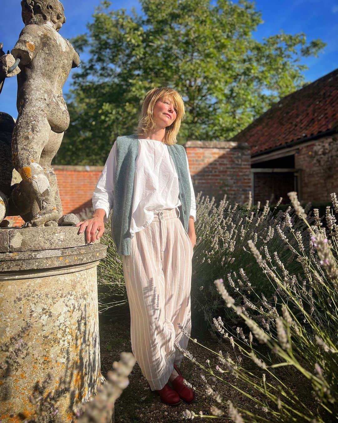 シエンナ・ギロリーのインスタグラム：「My gravitational pull toward naked bottoms in full effect, missing the kids already.  Summer social media skive done, SAG strike chugs on 🚂 Bees making honey from my lavender and I’m making nice things to feel good in over at @carriercompanyuk   Anyone else have an overly decadent school holls to compensate for the crap English weather? Hoping this September sunshine will give strength for a reset. Day 3 of @rosemaryferguson_  reframe plan (basically fantasising about beer soaked battenburg with butterscotch icecream this week) with Pilates from @bryonydeery which definitely helps keep my hands and feet away from the fridge. Happy September 🥰   #ilovemygarden🌱 🐝」
