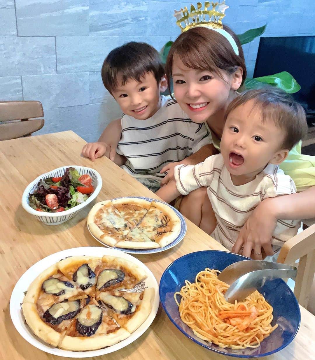 のインスタグラム：「#パーティーメニュー 😋✨  もう先月の事だけど私の誕生日だったので 当日は息子たちにお祝いしてもらったよ💕  @pietro_19801209 で 簡単に美味しく出来上がり🍕 こういったお祝いの日も 簡単だし子どもたちも喜んで とってもありがたい〜✨  ✔︎ピエトロ シェフの休日 冷凍パスタ5食 ✔︎ピエトロ にぎやかピザ 5種  なんとね！！！💡 #Amazon で注文すると 最短翌日配送ってすごくない？！？！ これはストック決定💪💕  https://bit.ly/3qgyzYX ストーリーズにURL貼っておくね💡  @pietro_19801209  #pr #ピザ #パスタ #お取り寄せ #おとりよせ #お取り寄せグルメ #おとりよせグルメ #ビストロ #シェフの休日 #誕生日 #パーティー料理」