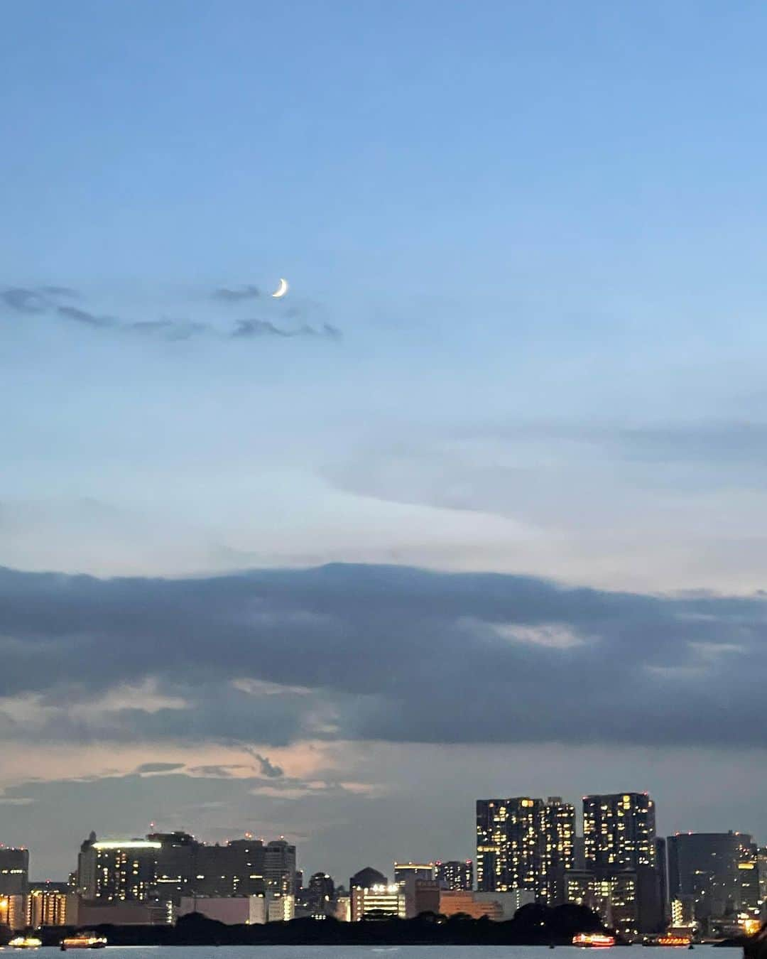 中野みやびさんのインスタグラム写真 - (中野みやびInstagram)「#お台場  #台場  #空  #sky  #月  #moon  #東京観光  #東京  #レインボーブリッジ  #夏  #summer  #中野みやび」9月6日 22時01分 - n_miyabi0123