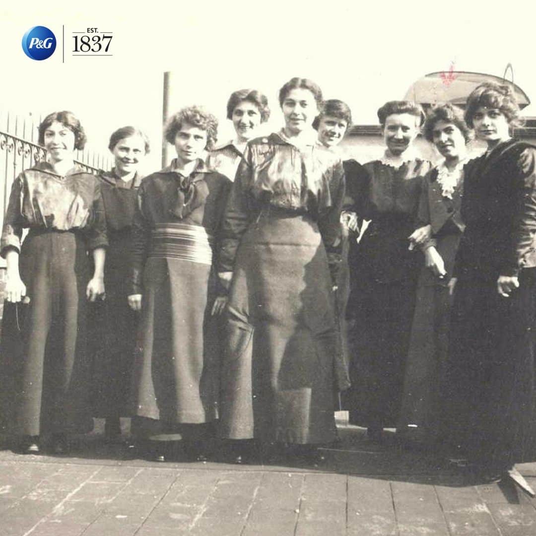 P&G（Procter & Gamble）のインスタグラム：「In the final weeks of summer ☀️ in the Northern Hemisphere, we're throwing it back to 1915, at the rooftop gardens of our then-headquarters, the Gwynne Building. 🏢   Today it stands at the corner of Sixth Street and Main Street in Cincinnati, blocks from our current Central Building. These ladies were part of our statistical department, which included tracking sales and record keeping. 📈📜 #PGHeritage   Learn more about P&G's history in the link in bio! 👆」