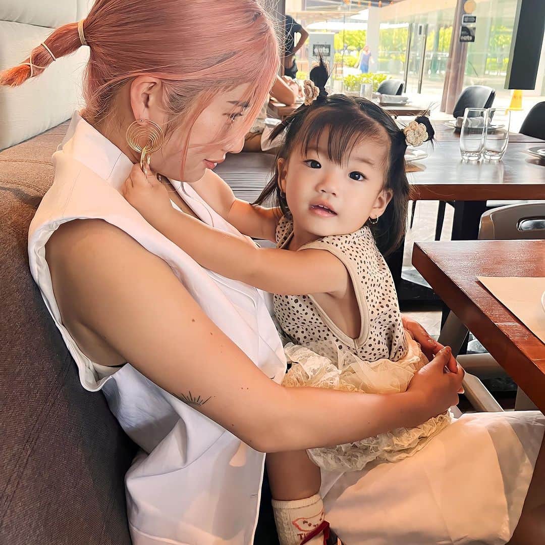 のインスタグラム：「笑琴って名前がよく似合う🩷🩷 ずっと笑ってて欲しい🥰🫶🏼てか笑琴の人生ずっと笑ってさえいてくれればそれで私は十分☺️🩷 #女の子ママ #女の子 #親子 #娘 #お出かけ #家族 #家族写真 #セブ島 #フィリピン #海外移住 #海外 #移住 #ママコーデ」