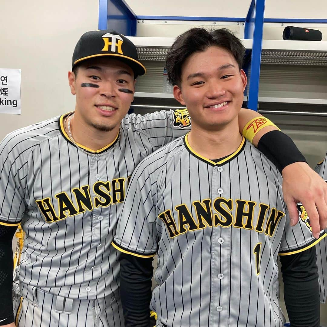 阪神タイガースさんのインスタグラム写真 - (阪神タイガースInstagram)「初回に決勝のタイムリーを打った森下選手！2安打を打った佐藤輝明選手とのツーショット✨ #森下翔太 選手 #ナイスタイムリー✨  #佐藤輝明 選手 #アイブラック兄弟  #今日は長男だけ  #阪神タイガース #JERAセリーグ #ARE」9月6日 21時55分 - hanshintigers_official