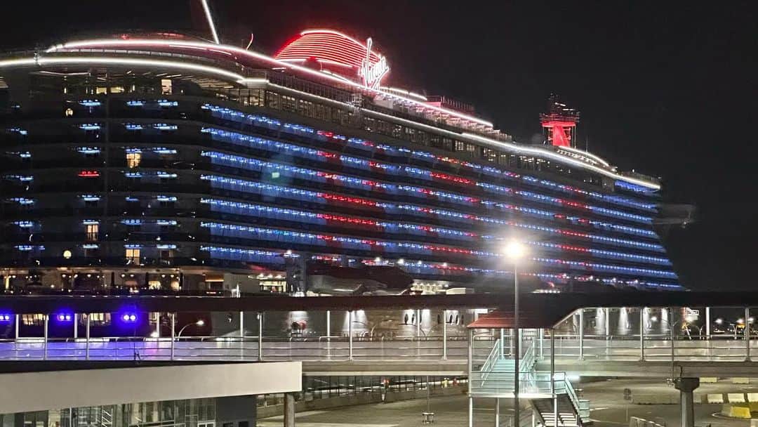 ドミニク・シャーウッドのインスタグラム：「Wow. Thank you for having us @virginvoyages   From the entertainment, to the crew, to the places, to the restaurants, everything was beyond top notch. 10/10 would recommend!! @devonterrell and I had the most amazing time.  Thank you. Until the next adventure…  #virginvoyages #valiantlady」