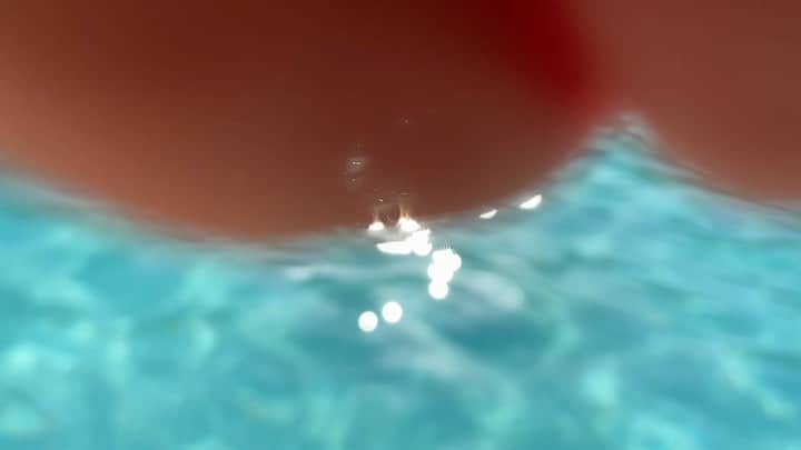 池田有希子のインスタグラム：「モーリーが私達のスケキヨ（犬神家のあのシーン再現）トレーニングを動画におさめてくれたのですが、指しか映ってないのを見て永遠に笑っています🤣  そしてちゃんと写ってる方のスケキヨ動画も〜😆」
