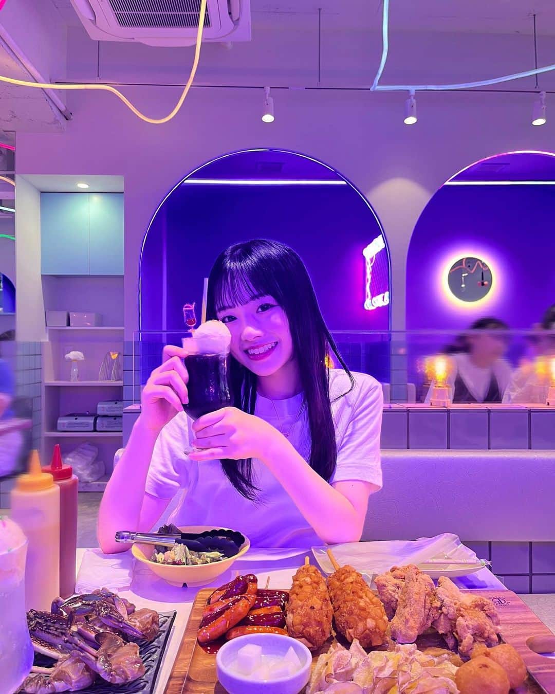 ひまひまチャンネルのインスタグラム：「🍹🍹🍹  新大久保行った時の！  ちゃんと朝ごはん食べないで行ったのにおなかいっぱいになりすぎてこの後何も食べられなかった、笑  明日も学校だーーー🥹 頑張ろうね！   #ひまひまチャンネル  #ひまひま #新大久保」