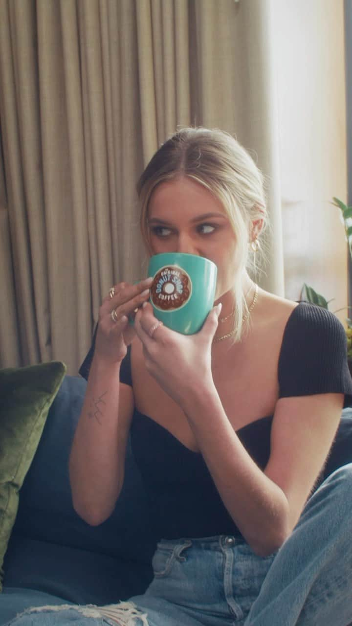 Kelsea Balleriniのインスタグラム：「*scream sings in caption form* “and waitin on meee in the mornin with my coffee black” we’ve spent the last year bonding over the little things (😉) and now myself and @theoriginaldonutshop are caffeinated and ready to treat you to all kinds of good stuff this year. ☕️🤍   wanna know more about how I treat myself? just ask using #theoriginaldonutshopsweepstakes for a chance to win some goodies & some answers 🍩. #theoriginaldonutshoppartner   NoPurNec. 18+ US Res. 9/6/23-9/10/23 11:59 PT. link in bio for rules」