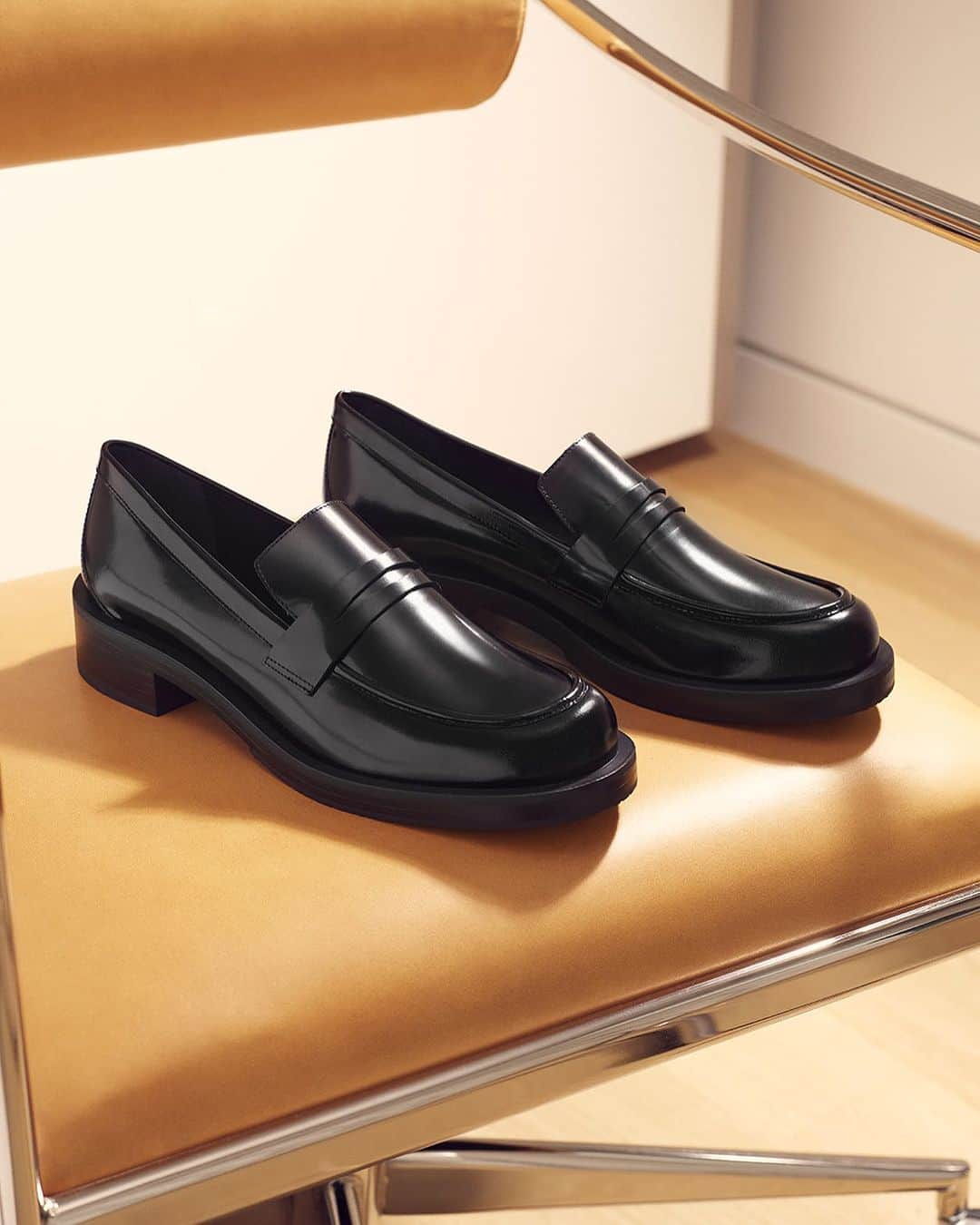 スチュアートワイツマンのインスタグラム：「Elevate your work wardrobe with the PALMER BOLD LOAFER. Ready for your commute, after-work plans — and everything in between, this silhouette is crafted by SW artisans in Spain and set on a modern, reimagined sole complete with a 40-mm block heel. Discover the Work Essentials Edit featuring polished and comfortable office-ready styles on stuartweitzman.com. ​  ​  #StuartWeitzman #PALMER」