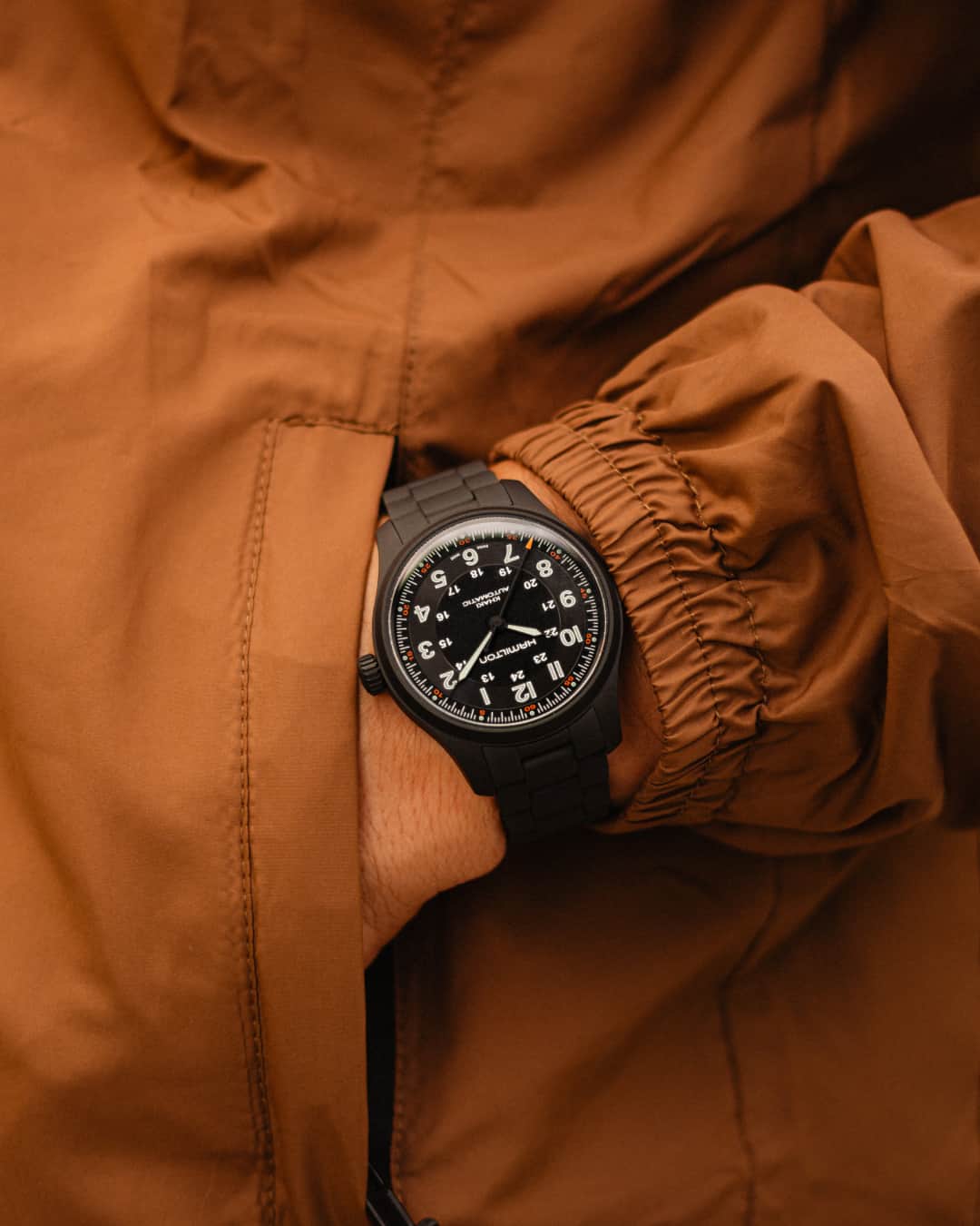 Hamilton Watchさんのインスタグラム写真 - (Hamilton WatchInstagram)「Titanium tenacity. Crafted with a matte black PVD-coated titanium case and bracelet, our Khaki Field Titanium 42mm boasts cutting-edge engineering, designed to resist the rigors of exploration without compromising on aesthetics.  #hamiltonwatch #new #watch #watchoftheday  (Ref. H70665130)」9月6日 22時00分 - hamiltonwatch