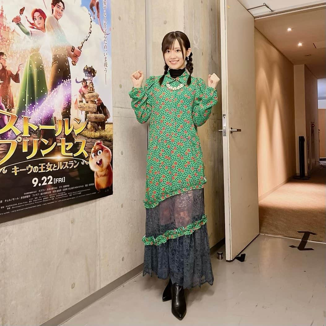 高橋李依のインスタグラム：「📷2023.9.6 ⁡ ⁡ 9/22公開の映画 ⁡ 『ストールンプリンセス： キーウの王女とルスラン』 ⁡ 完成披露上映会📽🎞✨️ ⁡ ⁡ * ⁡ 本日は日本語吹き替えキャストより ⁡ 髙塚大夢さん(INI) 岡本信彦さん NONSTYLE 井上裕介さん 工藤ディマさん ⁡ と登壇させていただきました✨️ ⁡ ⁡ * ⁡ 実は収録が別日だったため、 本日初めましてのチームではありましたが、 舞台挨拶はとてもあたたかな時間で。 ⁡ ⁡ 座長の髙塚さんを囲む 優しく、まっすぐで、 あたたかいエネルギーが 会場全体を包み込んでいて、 ⁡ まるで今作品の延長線上にいるような感覚でした。 ⁡ ⁡ 改めて、この作品に携われて、 吹き替え版を完成させることができて、 日本で上映するお手伝いができた喜びを 壇上で噛み締めていました。 ⁡ ⁡ ⁡ ⁡ そんな本日の様子は、 各媒体さんで取り上げていただいているそうなので、本日いらっしゃれなかった方もぜひチェックしてみてください……♪☺️💻📺 ⁡ ⁡ * ⁡ 衣装の方は、 プリンセスであるミラをイメージした 緑のワンピースにしてみました👗👸 ⁡ ⁡ 行動力のあるミラを彷彿とさせるような 軽やかな足元のアレンジ部分に ⁡ 黒のロングブーツを合わせて こっそり強気なコーデになっています✊👣 ⁡ ⁡ 髪型はミラと同じ三つ編みです∞( ¨̮ )∞ ⁡ * ⁡ ⁡ 改めて…… 今作は日本で初めて上映される ウクライナのアニメーション作品！🇺🇦 ⁡ ⁡ 大きく構えずに楽しめる、 ⁡ 王道で、美しい映像が待っています。 ⁡ ぜひ、子供から大人まで、 この作品に込められた情熱を 感じていただけたら嬉しいです！ ⁡ ⁡ 9/22より上映開始。 ⁡ どうぞよろしくお願いいたします！ ⁡ ⁡ ⁡ ⁡ ⁡ #ストールンプリンセス #声優 #高橋李依 #りえりー服 #衣装 #styling」