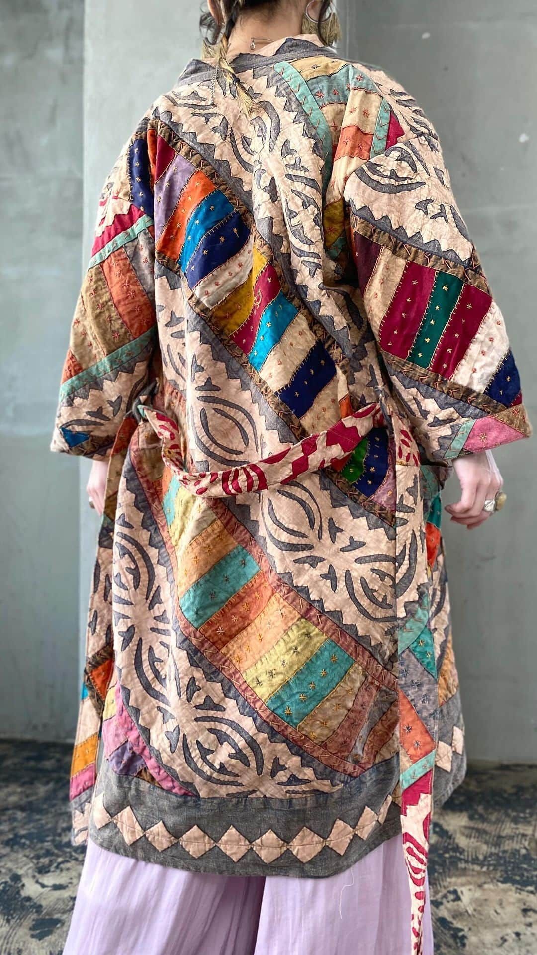 Chief used&vintageのインスタグラム：「✔️Online Store New Arrival  　“Indian Embroidery Quilt Gown”  インド東部の伝統技法・カンタ刺繍のパッチワークジャケット。 いくつもの小さな生地を 手作業で縫いあわせて仕立てられており、 刺し子の方のパッションがそのまま伝わってくるような スペシャリティの高い逸品です。  詳細はタグ付けよりオンラインストア商品ページにてご覧くださいませ。  #ヴィンテージ #ヴィンテージファッション #古着コーデ #刺繍ガウン #刺繍 #刺繍ワンピース #ハンドメイド #古着  #個性的ファッション #古着通販 #embroidery」